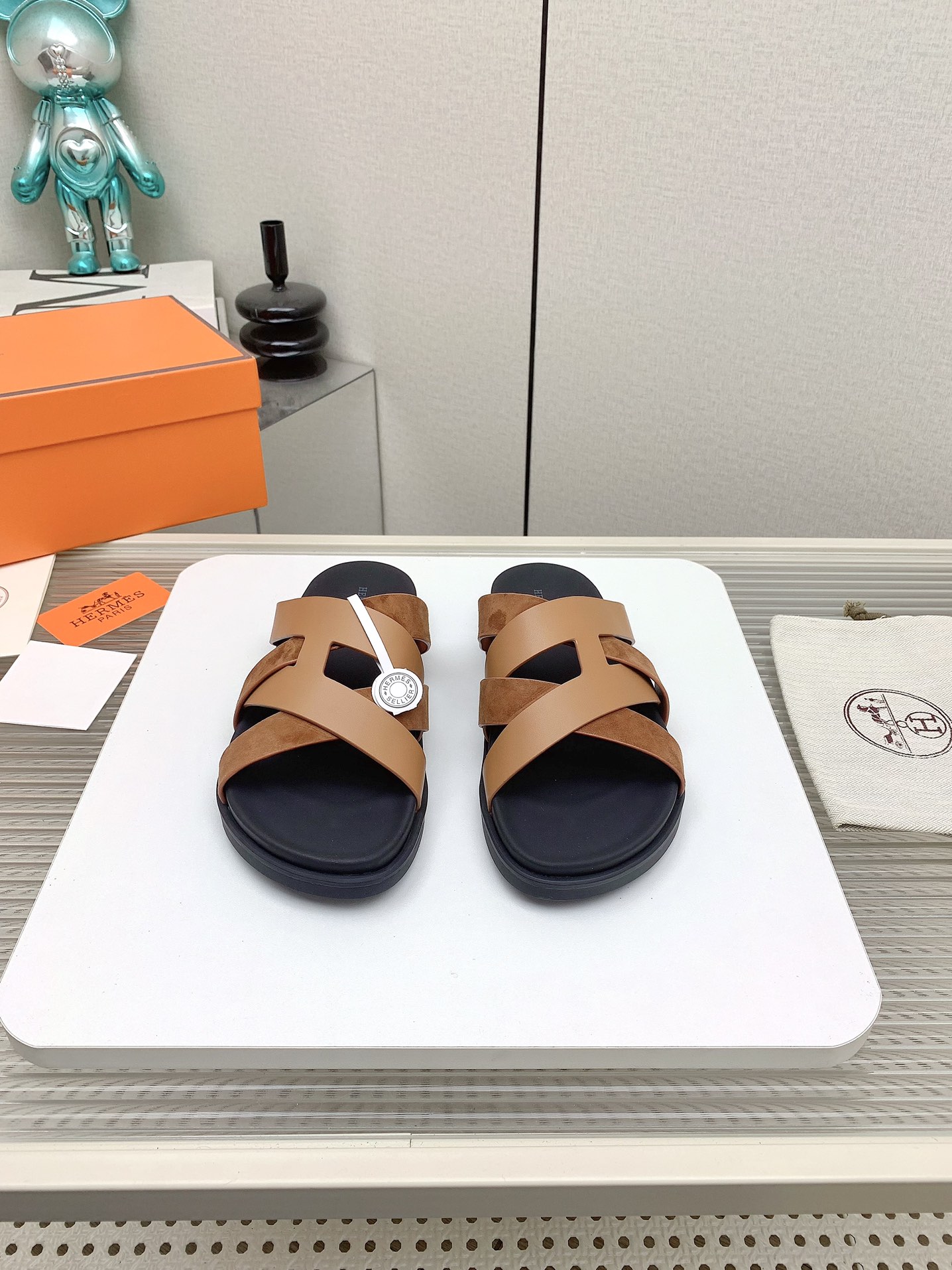 NO:164307,Women's men's model (top version) H home autumn and winter new model HERME*S couple's second uncle shoes that are very popular recently - sandals, paired with various colorful socks, it is very fashionable. Imported calfskin upper imported, water-dyed cow lining, outsole Tpu non-slip wear-resistant, sizes for women 34-41 men 39-46 (women 34.40.41 men 45.46 customized, no return or replacement), slippers, hermes, sandals, slippers, cowhide, socks19860909女款男款（顶级版本） H家 秋冬新款 HERME*S最近火到不行的情侣款二舅鞋- 凉鞋,搭配各种彩色袜子,潮爆了 鞋面进口小牛皮 内里进口水染牛里 大底Tpu防滑耐磨大底 码数女34-41男39-46（女34.40.41男45.46定做不退不换）,拖鞋,hermes,sandals,slippers,cowhide,socks,Women's Shoes