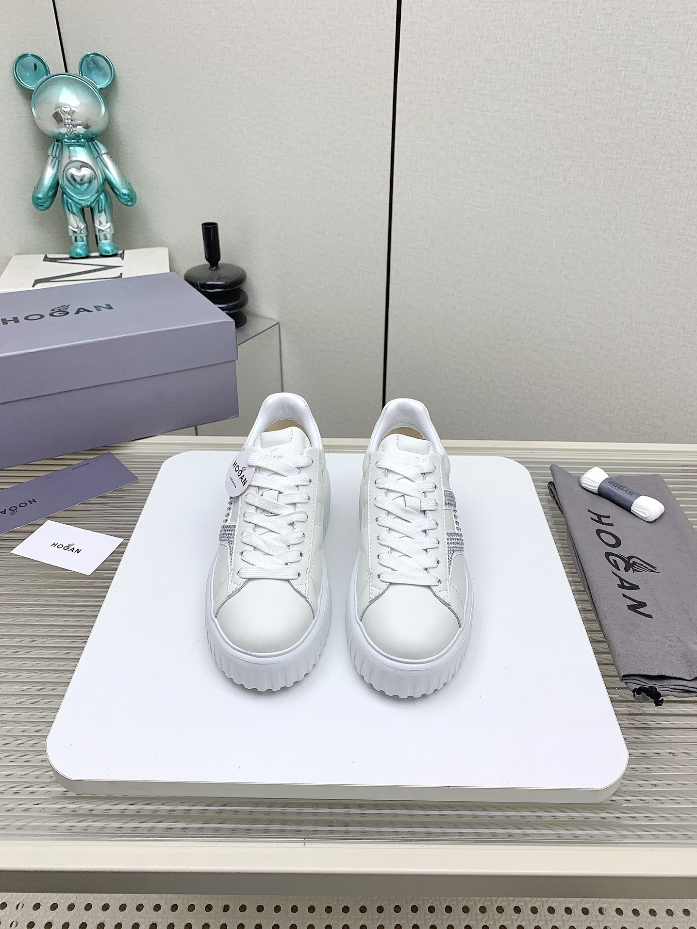 NO:241567,(High version) HOGAN/2025vs latest sports and leisure series... Popular H color-blocking craftsmanship~ Casual sports shoes are exquisitely hand-made design incorporates military uniform elements, part-time practicality and personalized styling; diverse materials are integrated into colorful creative inspiration, blending the brand classic and trendy style, illuminating casual daily life; equipped with memory foam inner sole cushioning design, light and comfortable, lightweight, comfortable and diverse styles~~~ Fabric custom original beef silhouetted iron diamonds, inner lining custom original sheepskin foot pad custom original injection molding pads, large sole original mold foam molding sole (bottom thickness 5.5cm) Size 35-39 (female 40. Customized) Packaging original full set of packaging Color official website updated simultaneously, casual shoes/sports shoes, sneakers, sheepskin19860909（高版本） HOGAN/2025vs最新款运动休闲系列…… 流行 H拼色工艺~休闲运动鞋履精湛手工设计融入军装元素,兼职实用与个性造型感;多元材质融入缤纷创作灵感,调和品牌经典与潮流格调,点亮休闲日常;搭载记忆泡沫内底缓震设计,轻盈舒适,焕呈轻巧,舒适多元化风格穿搭~~~ 面料定制原版牛猄烫钻 内里定制原版羊皮 垫脚定制原版注塑成型垫 大底原版开模发泡成型底（底厚5.5cm) 码数35-39（女40.定制） 包装原版全套包装 颜色官网同步更新,休闲鞋/运动鞋,sneakers,sheepskin,Women's Shoes