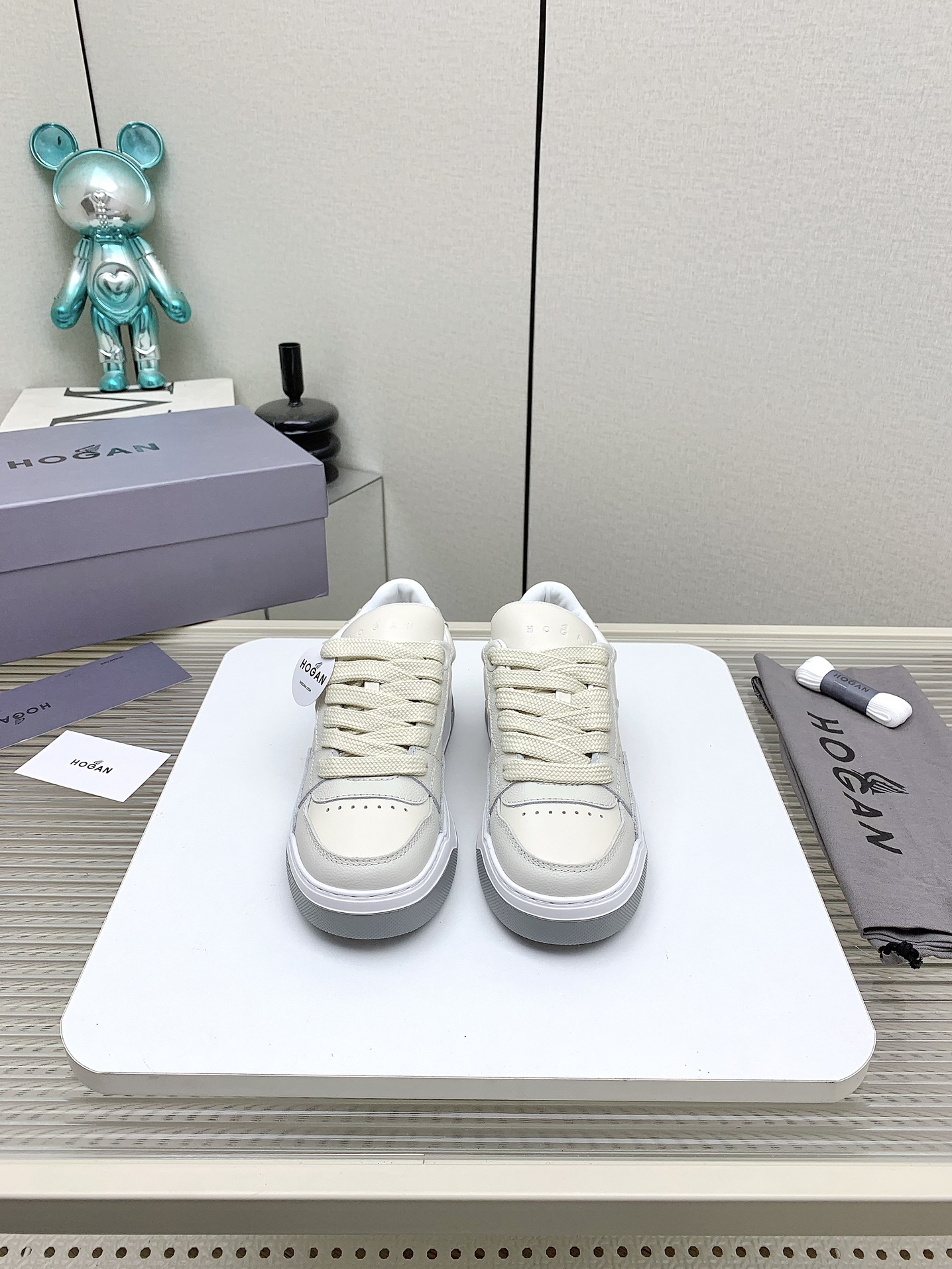 NO:241572,Women and men (high version) HOGAN/2025vs latest sports and casual series... [Sponge cake thick-soled casual shoes] Popular H color-blocking craftsmanship~ Casual sports shoes are exquisitely hand-made design incorporates military uniform elements, part-time practicality and personalized styling; diverse materials incorporate colorful creative inspiration, blending brand classics and trendy styles, illuminating casual daily life; equipped with memory foam inner sole cushioning design, light and comfortable, lightweight, comfortable and diverse styles~~~ Fabric custom original cowhide custom original sheepskin foot pad custom original injection molding pad Large sole original mold foam molding sole (bottom thickness 5.5cm) Size 35-44 Packaging original full set of packaging Color official website updated simultaneously, casual shoes/sports shoes, sneakers, cowhide, sheepskin19860909女男（高版本） HOGAN/2025vs最新款运动休闲系列……【松糕厚底休闲鞋】 流行 H拼色工艺~休闲运动鞋履精湛手工设计融入军装元素,兼职实用与个性造型感;多元材质融入缤纷创作灵感,调和品牌经典与潮流格调,点亮休闲日常;搭载记忆泡沫内底缓震设计,轻盈舒适,焕呈轻巧,舒适多元化风格穿搭~~~ 面料定制原版牛皮 内里定制原版羊皮 垫脚定制原版注塑成型垫 大底原版开模发泡成型底（底厚5.5cm) 码数35-44 包装原版全套包装 颜色官网同步更新,休闲鞋/运动鞋,sneakers,cowhide,sheepskin,Women's Shoes