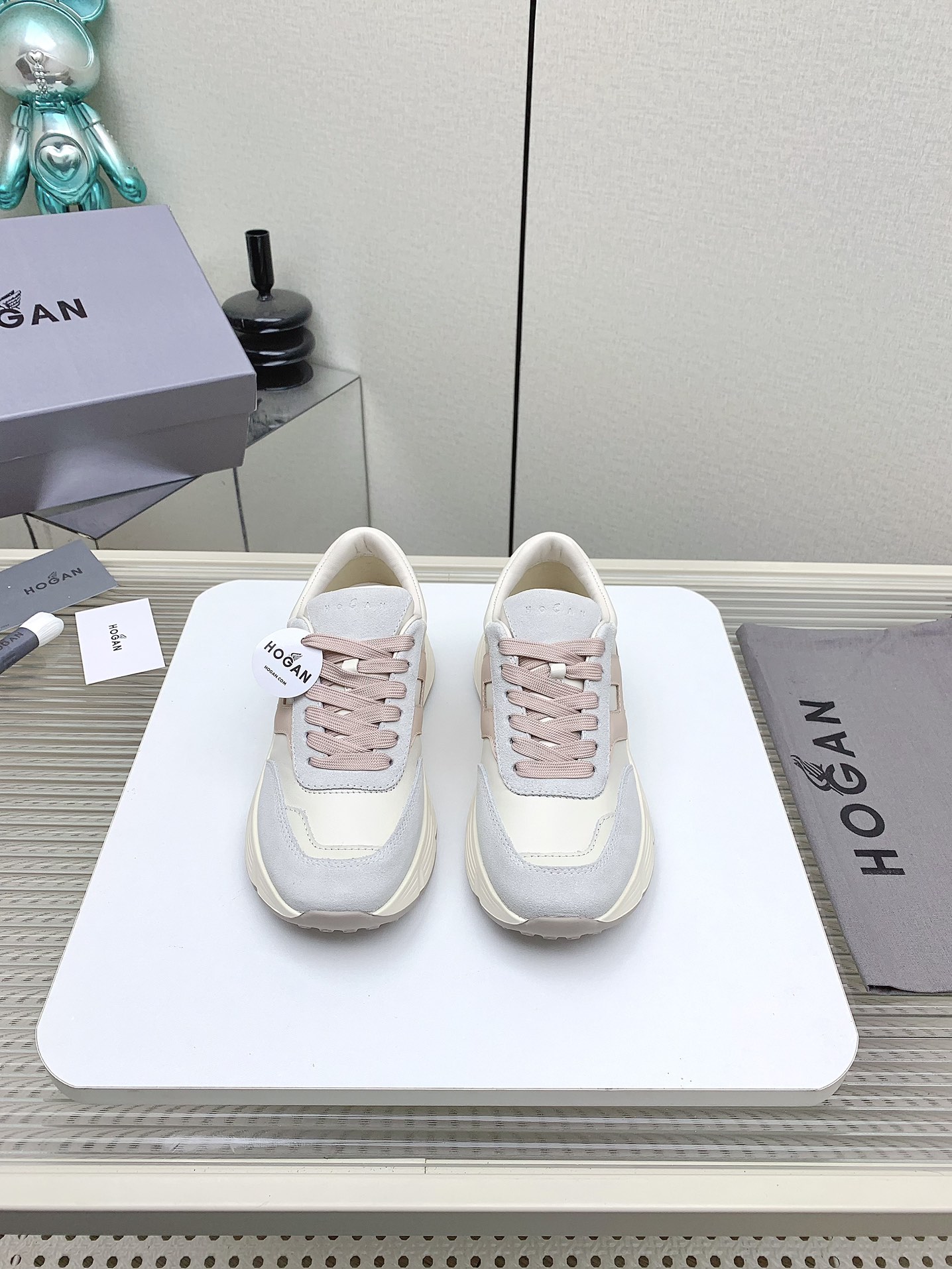 NO:241414,Women (high version) Hogan Hogan 25/ Latest H669 series Couple model Thick sole casual sneakers Original purchase and development Made the goods HOGAN H669 series adds a ladylike element to the light sole design, adding height to the temperament. It integrates the 1980s sports elements, without losing the modern sense of technology and urban fashion, and the lines show youthful vitality. The delivery counter is exquisitely packaged. Fabric: Original custom imported top layer cowhide Inner: Imported breathable net Sole: Original open mold-proof TPU material Thick bottom 5CM Size: Women's 35-40, casual shoes/sports shoes, hogan, sneakers, cowhide19860909女（高版本） Hogan霍根 25/ 最新H669系列 情侣款 厚底 休闲 运动鞋 原版购入开发 做货 HOGAN H669系列在轻便鞋底设计上增添淑女元素,增加高度更显气质.融入80年代运动元素,又不失现代科技感和都市时尚,线条尽显青春活力 配送专柜精美包装 面料 : 原版定制进口头层牛皮 内里 : 进口透气网里 鞋底 : 原版开模防滑TPU材质 底厚 5CM Size : 女款35-40,休闲鞋/运动鞋,hogan,sneakers,cowhide,Women's Shoes