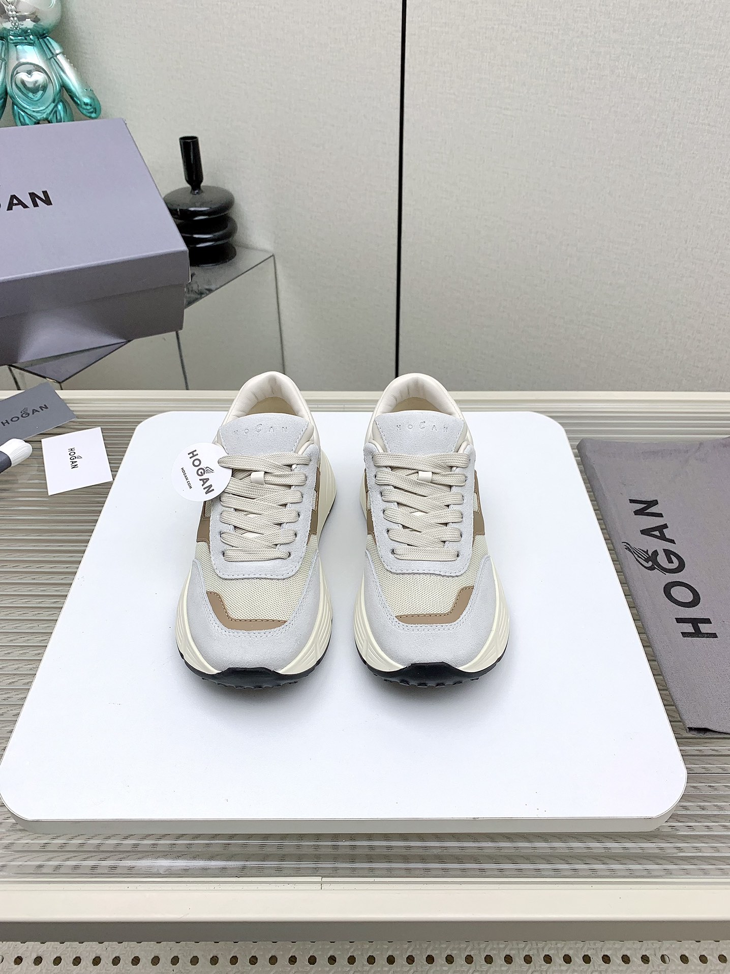 NO:241417,Women (high version) Hogan Hogan 25/ Latest H669 series Couple model Thick sole casual sneakers Original purchase and development Made the goods HOGAN H669 series adds a ladylike element to the light sole design, adding height to the temperament. It integrates the 1980s sports elements, without losing the modern sense of technology and urban fashion, and the lines show youthful vitality. The delivery counter is exquisitely packaged. Fabric: Original customized imported top layer cowhide Inner: Imported breathable net Sole: Original open mold-proof TPU material Thick bottom 5CM Size: Women's 35-40 Men's 39-44, casual shoes/sports shoes, hogan, sneakers, cowhide19860909女男（高版本） Hogan霍根 25/ 最新H669系列 情侣款 厚底 休闲 运动鞋 原版购入开发 做货 HOGAN H669系列在轻便鞋底设计上增添淑女元素,增加高度更显气质.融入80年代运动元素,又不失现代科技感和都市时尚,线条尽显青春活力 配送专柜精美包装 面料 : 原版定制进口头层牛皮 内里 : 进口透气网里 鞋底 : 原版开模防滑TPU材质 底厚 5CM Size : 女款35-40男39-44,休闲鞋/运动鞋,hogan,sneakers,cowhide,Women's Shoes