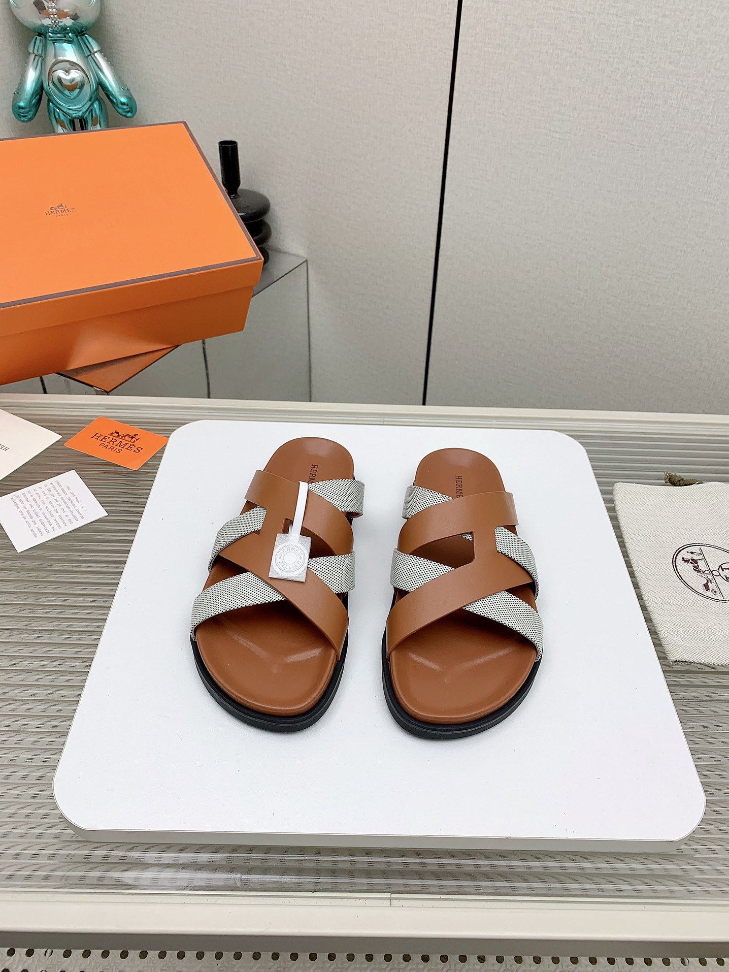 NO:241433,Men's model (top version) H family Autumn and winter new model HERME*S couple's second uncle shoes that are very popular recently - sandals, paired with various colorful socks, it is very fashionable. Imported calfskin upper imported water dyed cow lining, outsole Tpu non-slip wear-resistant sole, size 39-46 for men (customized for men 45.46, no return or replacement), slippers, hermes, sandals, slippers, cowhide, socks19860909男款（顶级版本） H家 秋冬新款 HERME*S最近火到不行的情侣款二舅鞋- 凉鞋,搭配各种彩色袜子,潮爆了 鞋面进口小牛皮 内里进口水染牛里 大底Tpu防滑耐磨大底 码数男39-46（男45.46定做不退不换）,拖鞋,hermes,sandals,slippers,cowhide,socks,Women's Shoes