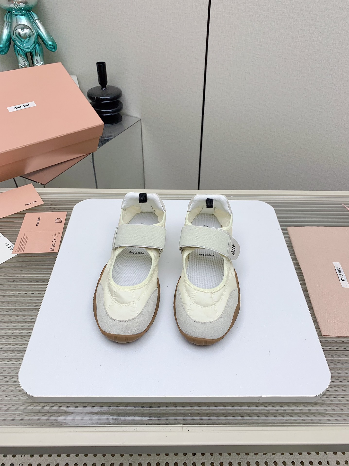 NO:241420,(High version) MiuMiu 25ss Spring and summer new style cookie shoes Forrest Gump shoes casual sneakers Miumiu latest hits Avant-garde and bold design, Miu Miu style is integrated with the simple lines of this thick-soled silk rain cloth Marie Jane design, the chic logo is decorated on the tongue and back of the shoe, embellishing the retro design, adding iconic elements!  Thick sole design defines avant-garde modern style. Original custom fabric/beef velvet. Original imported soft sheepskin. Original open molded anti-slip rubber outsole. Size#35-40 (40 customization, no return or exchange), casual shoes/sports shoes, miumiu, mary jane, sneakers, sheepskin, real silk.19860909（高版本）  MiuMiu 缪缪 25ss 春夏新款 饼干鞋 阿甘鞋休闲运动鞋 miumiu最新爆款 前卫大胆的设计,Miu Miu风格融于此款厚底真丝雨布玛丽珍设计的简约线条, 别致徽标饰于鞋舌与背面,点缀复古设计,平添标志性元素！厚底设计定义前卫的现代风格 面料原版定制布料/牛反绒 内里原版进口柔软羊皮 鞋底原版开模防滑橡胶大底 Size#35-40（40定制不退换）,休闲鞋/运动鞋,miumiu,mary jane,sneakers,sheepskin,real silk,Women's Shoes