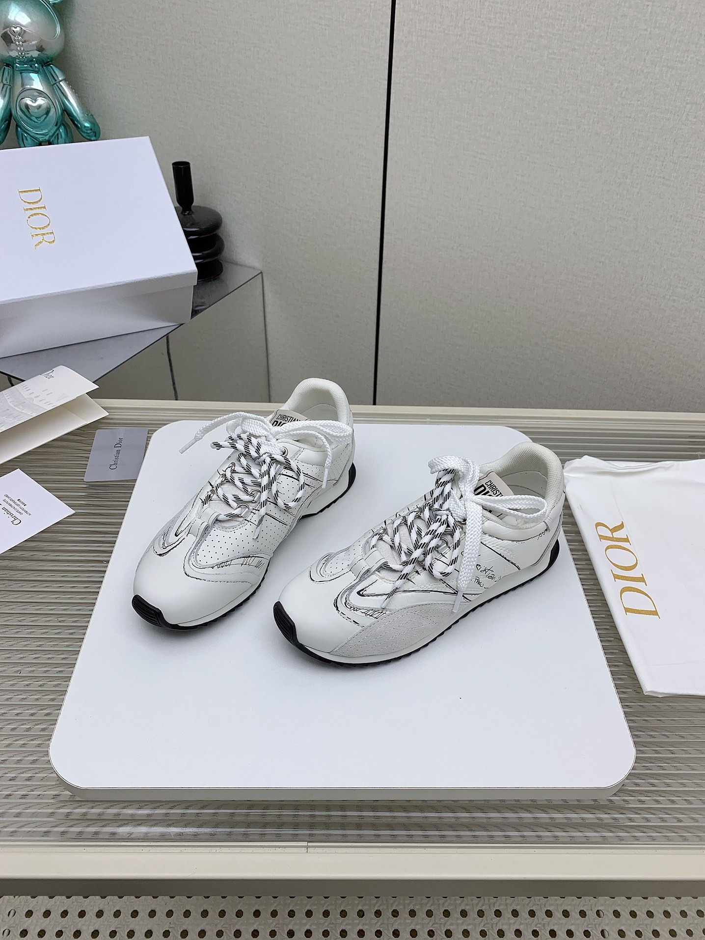 NO:241435,(High version) Couple model Dior Dior 25/ Latest D-Sketch Graffiti Casual Sports Shoes Dior 25ss Spring and Summer Ready-to-wear series launch show is a wonderful appearance, highlighting the classic retro aesthetics, with the side embellished with the handwritten Christian Dior Paris logo, and the heel and tongue are decorated with Christian Dior Paris logo inserts and signs. Fabric: Cowhide/nylon splicing Inner: Original breathable mesh Fixture: Original cowhide foot pads Outsole: Original two-color rubber sole Size#35-45 (for women 40.41 men 45 custom made without return) Men's rear out, casual shoes/sports, dior, dior, sneakers, cowhide19860909（高版本） 情侣款 Dior迪奥 25/ 最新D-Sketch 涂鸦 休闲 运动鞋 迪奥 25ss 春夏成衣系列发布秀精彩亮相,彰显经典的复古美学,侧面饰以手写风格的Christian Dior Paris标志,鞋跟和鞋舌点缀以Christian Dior Paris标志镶片和标牌. 面料: 牛皮/尼龙拼接 内里: 原版透气网 垫脚: 原版牛皮垫脚 大底: 原版双色橡胶底 Size#35-45（女40.41男45订做不退换） 男款后出,休闲鞋/运动鞋,dior,dior,sneakers,cowhide,Women's Shoes