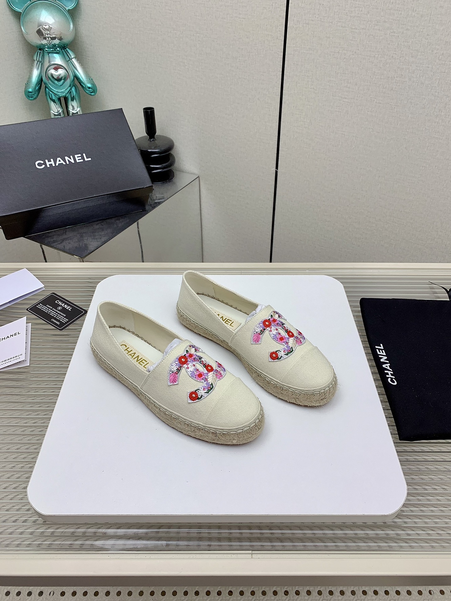 NO:259938,(High version) Xiaoxiang Fisherman's shoes are new and outstanding, never lost favor, versatile and comfortable, and have been persisting in the original development for many years. Require excellence. Pure hand-woven. Premium packaging. Customized fabrics. Special fabrics. Customized original. Super soft sheepskin (breathable and comfortable) Exclusive molding for the sole. Injection molding. Size35-40 (customized on 34/41/42. No return or exchange), fisherman's shoes. espadrilles, sheepskin.19860909（高版本） 小香渔夫鞋 新出色 万年不失宠 百搭舒适款 多年坚持原版开发 要求精益求精 纯手工编织 精品包装 面料定制原版 特殊布面 内里定制原版超柔软绵羊皮（透气 舒适） 大底独家开模 注塑一体 size35-40（34/41/42定做 不退换）,渔夫鞋,espadrilles,sheepskin,Women's Shoes