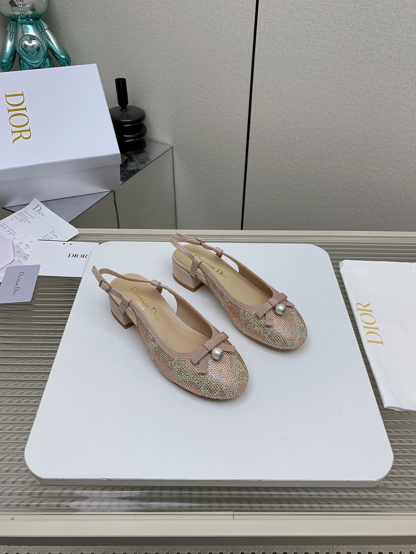 NO:259934,(High version) Dior | Dior 25 Early Spring New Product Counter is mainly a new Dior Ballet, exposed heel plaid plaid thick heel sandals, hard products are new, purchasing level, full of high-end, a style that domestic and foreign bloggers are popular, retro and fashionable, beautiful and beautiful, official website main model, imported Czech diamond upper, inner lining: imported sheepskin lining, original Italian leather outsole, heel height 3.5cm Size35-39 (34, 40, 41 custom-made, no return or exchange), sandals, dior, dior, sandals, sheepskin, Leather soles19860909（高版本） Dior | 迪奥  25 早春新品专柜主打新款Dior Ballet 露跟藤格纹粗跟凉鞋硬货上新 代购级别 高级感十足 国内外博主刷爆的一款 复古又时髦 上脚美炸了 官网主推款 鞋面进口捷克钻 内里: 进口羊皮里 大底原版意大利真皮大底 跟高3.5cm Size35-39（34、40、41定制不退换）,凉鞋,dior,dior,sandals,sheepskin,Leather soles,Women's Shoes