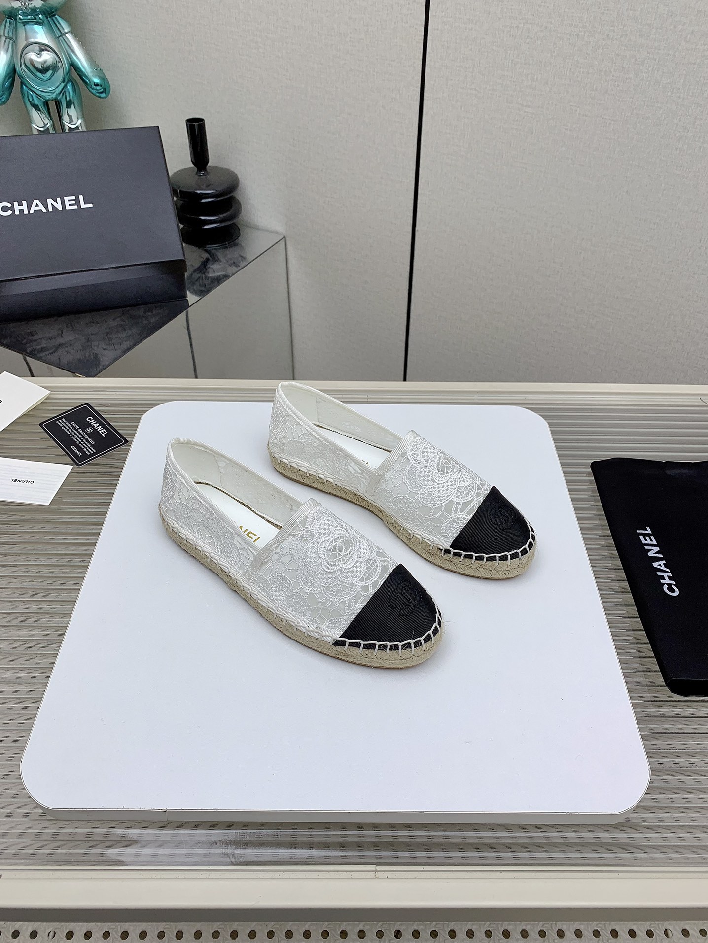 NO:259928,(High version) 25ss Xiaoxiang Fisherman's Shoes New and outstanding, never lost favor for thousands of years, versatile and comfortable model, persisted in the original development for many years, demanded excellence, pure hand-woven, fine packaging, customized fabric original lace, customized inner original super soft sheepskin (breathable and comfortable) Exclusive mold opening of the sole, injection molding integrated size35-40 (customized by 34/41/42, non-return and exchange), fisherman's shoes, espadrilles, sheepskin19860909（高版本） 25ss小香渔夫鞋 新出色 万年不失宠 百搭舒适款 多年坚持原版开发 要求精益求精 纯手工编织 精品包装 面料定制原版蕾丝 内里定制原版超柔软绵羊皮（透气 舒适） 大底独家开模 注塑一体 size35-40（34/41/42定做 不退换）,渔夫鞋,espadrilles,sheepskin,Women's Shoes