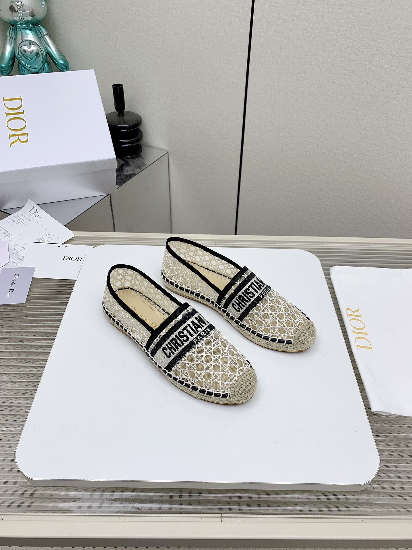 NO:259932,(High version) 25ssDio* straw embroidery Fisherman's shoes, never lost favor, versatile and comfortable model, persisted in original development for many years, required excellence, pure hand-woven, fine packaging, original custom embroidery mesh, customized inner custom original super soft sheepskin (breathable and comfortable) Outsole exclusive molding, injection molding integrated size35-40 (34/41/42 custom made, non-return and exchange), fisherman's shoes, dior, espadrilles, espadrilles, sheepskin19860909（高版本）  25ssDio*草编刺绣 渔夫鞋 万年不失宠 百搭舒适款 多年坚持原版开发 要求精益求精 纯手工编织 精品包装 面料原版定制刺绣网面 内里定制原版超柔软绵羊皮（透气 舒适） 大底独家开模 注塑一体 size35-40（34/41/42定做 不退换）,渔夫鞋,dior,espadrilles,espadrilles,sheepskin,Women's Shoes