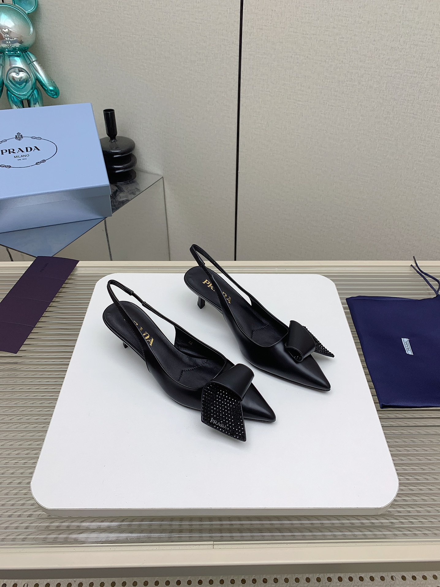 NO:259926,(High version) PRADA's new spring and summer style. The original version is purchased and developed at 1:1, with perfect details. It is comfortable to wear the beautiful clothes of spring and summer. It is exquisite and delicate. The upper is soft patent leather. The inner mixed-type lambskin. Outsole Italian leather outsole. Heel height 6cm. Size 35-40 (40, customized) packaging. The original full set of packaging, sandals, prada, prada, sandals, sheepskin, Leather soles.19860909（高版本）  PRADA普拉达春夏新款 原版购入1:1开发,细节完美,上脚舒适可任意配搭春夏的美饰服丽,精耐致看 鞋面原版软漆皮 内里 混种小羊皮 大底意大利真皮大底 跟高6cm 码数35-40（40、订做）包装原版全套包装,凉鞋,prada,prada,sandals,sheepskin,Leather soles,Women's Shoes