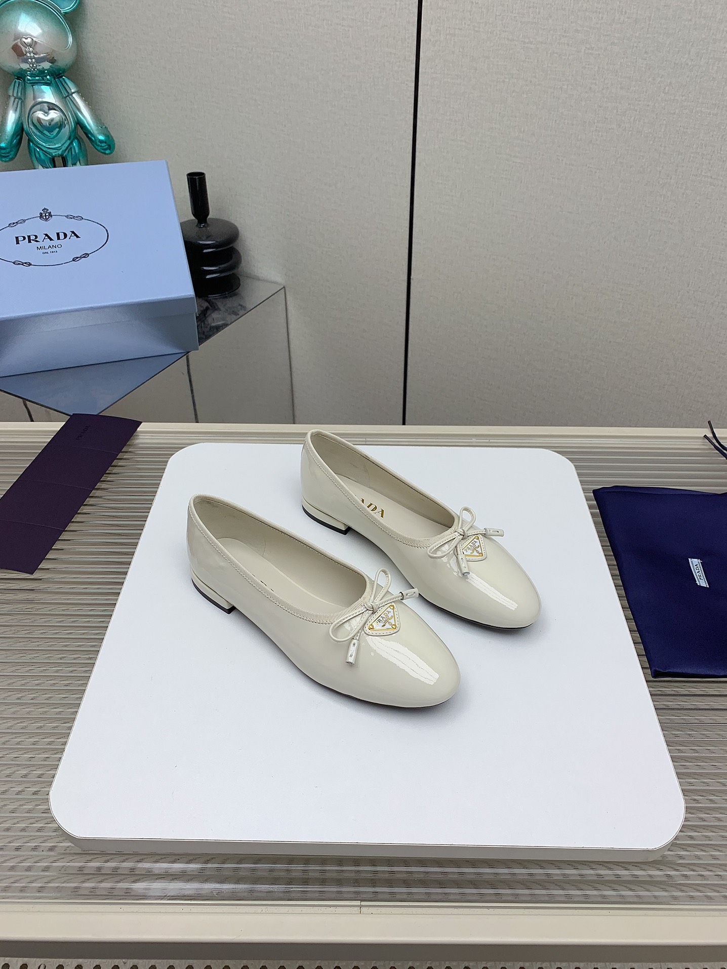 NO:259924,(High version) Prada Prada 2025 latest spring and summer new Mary Jane ballet flat single shoes retro fashionable upper, making the whole pair of shoes light and comfortable, bright colors satisfy a variety of choices for fashionable people in different styles!  The iconic metal triangle logo clip slippers are paired with ancient beach sandals, and every design element is on the trendy point!  Imported cowhide fabric, imported sheepskin inner lining, thick sole original sole size 35-39 (40 custom made, no return or replacement), ballet shoes, prada, prada, sandals, mary jane, slippers, cowhide, sheepskin19860909（高版本） prada普拉达 2025最新春夏新款玛丽珍芭蕾平底单鞋复古时髦鞋面,让整双鞋轻便舒适 鲜艳色彩 满足不同风格时髦人士的多种选择！标志性金属三角标夹脚拖鞋搭配古沙滩凉鞋造型,每一个设计元素都踩在时髦点上！ 面料进口牛皮 内里进口羊皮内里 底厚原版鞋底 码数35-39（40定制不退不换）,芭蕾舞鞋,prada,prada,sandals,mary jane,slippers,cowhide,sheepskin,Women's Shoes