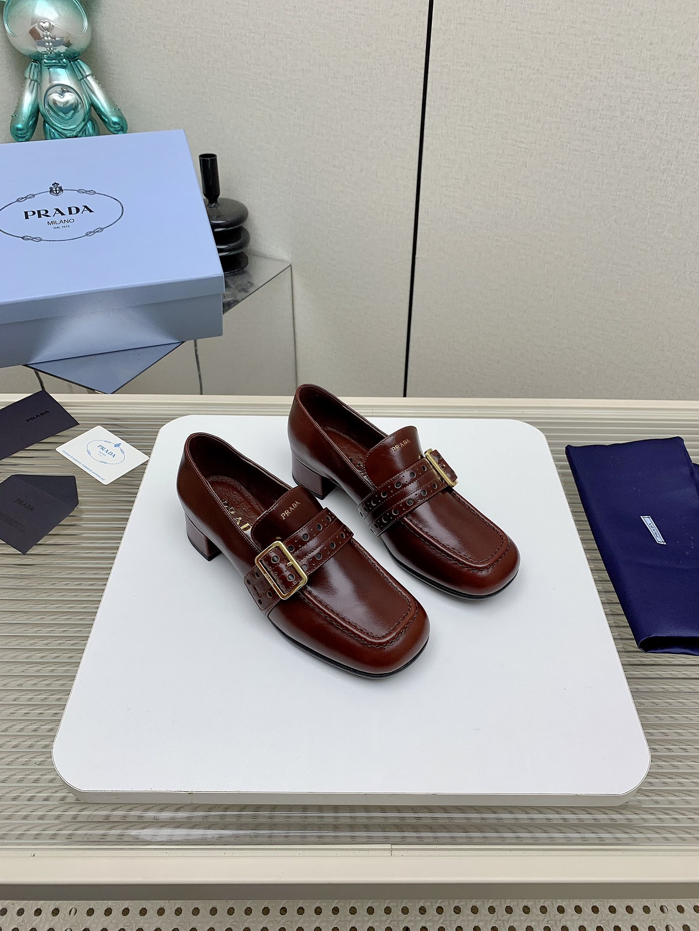 NO:259922,(High version) Prada Prada 2025 Show new punched thick heel loafers single shoes This fashionable high heels are made of painted leather, decorated with perforated decoration, and the contrasting colors show the retro style. Material and craftsmanship Upper imported beef patent leather/imported butter high gloss cowhide/sheepskin inner genuine leather injection molded outsole size35-39 (customized by 40/41), loafers, prada, prada, loafers, high heels, cowhide, sheepskin19860909（高版本） Prada普拉达 2025走秀新款冲孔粗跟乐福鞋单鞋 这款时尚的高跟鞋采用漆面皮革制成,饰以穿孔装饰,对比鲜明的色彩彰显复古风范. 材质与工艺 鞋面进口牛漆皮/进口牛油高光牛皮/羊皮内里 真皮注塑大底 size35-39（40/41定做）,乐福鞋,prada,prada,loafers,high heels,cowhide,sheepskin,Women's Shoes