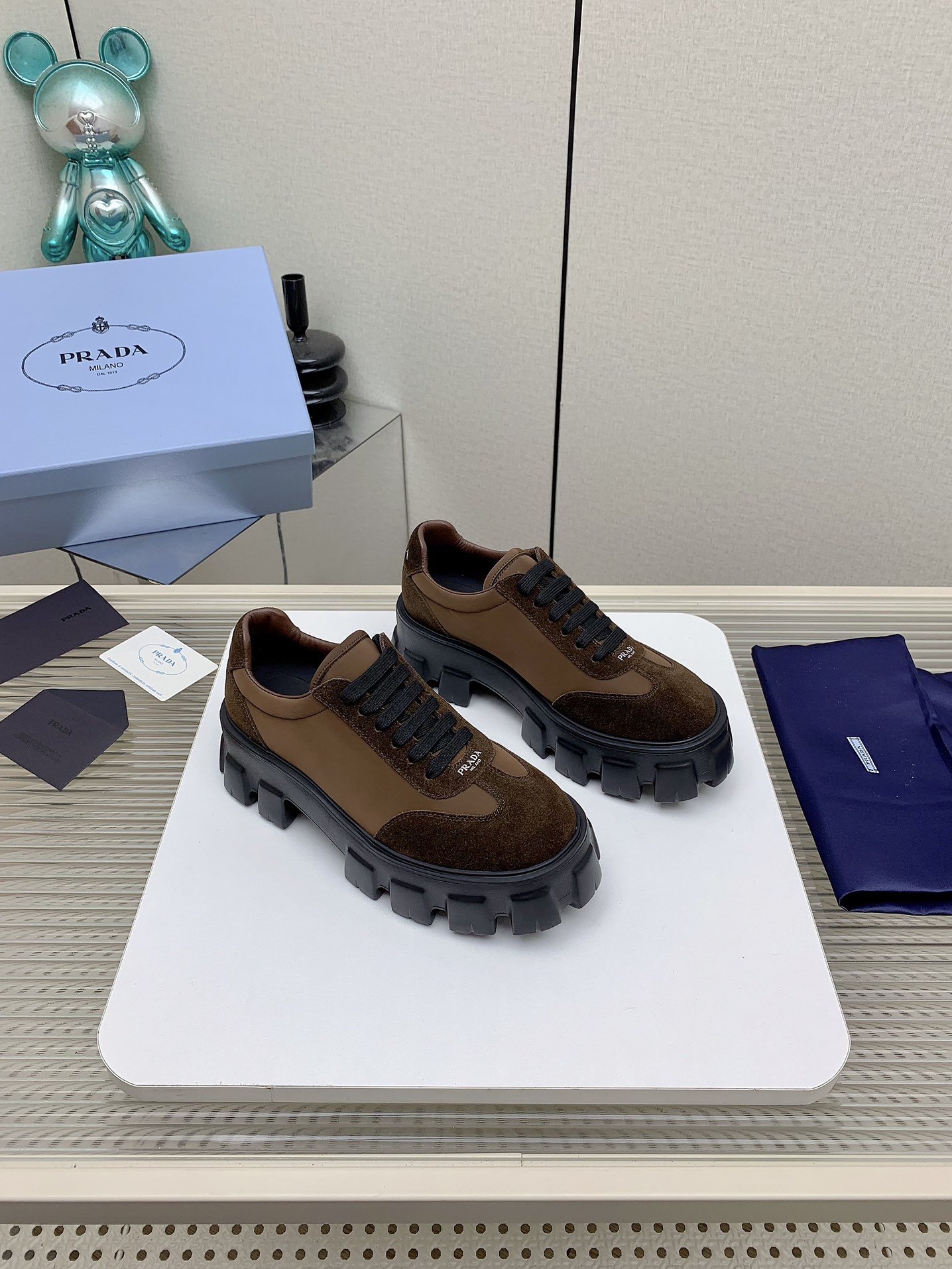 NO:259920,(High-end version) Prada's high-end version of genuine leather On the fashionable stage, Prada is always dazzling. Now, it presents you with Prada's thick-soled genuine leather casual shoes, interpreting the perfect fusion of luxury and comfort. Selected top-level genuine leather materials, each inch reveals delicateness and texture, caring for your feet. The unique thick-soled design not only adds a sense of fashion, but also provides excellent stability and comfort, allowing you to walk easily. Let love and fashion go hand in hand. Whether walking on the street or having a casual date, it can be the focus of attention. Prada's exquisite craftsmanship and unique design highlight your elegant taste. Choose this high-end shoe to start a fashion journey for you and your lover and leave beautiful memories. Fabric high mercerized beef with special fabric imported sheepskin   sheepskin footbed. Soles are super lightweight rubber foam bottom  Size 35-40, casual shoes/sports shoes, prada, prada, sneakers, sheepskin19860909（高版本） Prada高版本全真皮 在时尚的舞台上,普拉达始终璀璨夺目.现在,为您呈现普拉达厚底真皮休闲鞋,演绎奢华与舒适的完美融合. 精选顶级真皮材质,每一寸都透露着细腻与质感,呵护您的双足.独特的厚底设计,不仅增添时尚感,更提供出色的稳定性和舒适度,让您步履轻松. 让爱与时尚同行.无论是漫步街头,还是休闲约会,都能成为瞩目的焦点.普拉达的精湛工艺与独特设计,彰显您的高雅品味.选择这款高档鞋,为您和您的爱人开启时尚之旅,留下美好的共同回忆. 面料高丝光牛猄配特殊布 内里进口羊皮里 羊皮垫脚 鞋底超轻材质橡胶发泡底 码数35－40,休闲鞋/运动鞋,prada,prada,sneakers,sheepskin,Women's Shoes