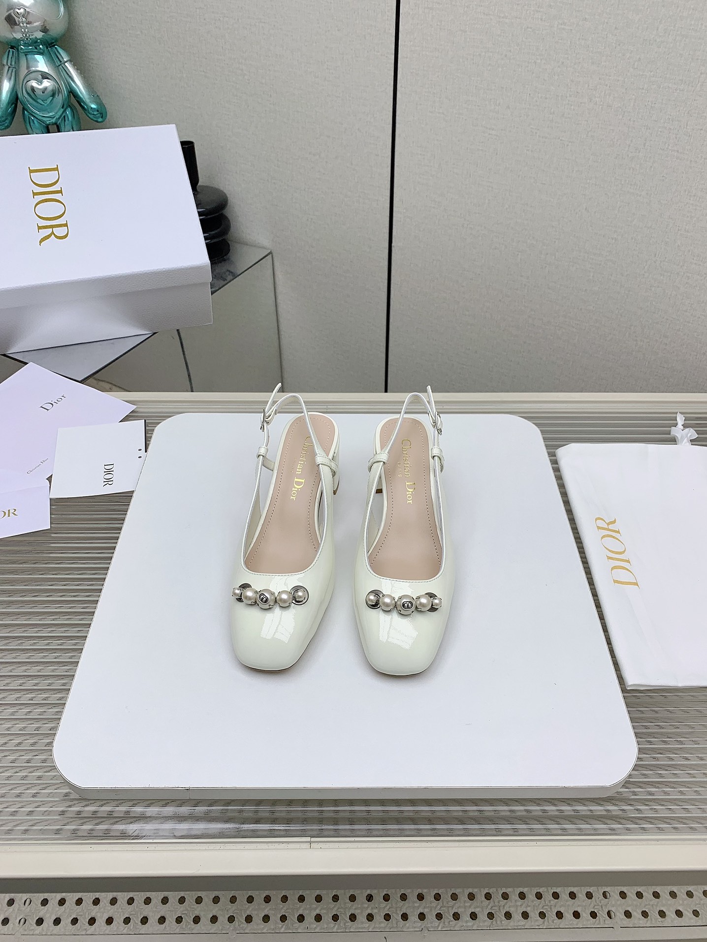 NO:259918,(High version) Dio* Pearl Mary Jane thick heel empty sandals Tribales earrings white CD resin beads unique, soft and comfortable, with padded leather inner, with elegant round toe and 3cm thick heel, can add the finishing touch to various styles this season. Upper imported beef patent leather inner lining sheepskin inner heel height 3cm sole Italian genuine leather sole Size35-39 (40.41 custom-made non-return and exchange), sandals, balenciaga, dior, sandals, mary jane, earrings, sheepskin19860909（高版本）  Dio*珍珠玛丽珍粗跟后空凉鞋 Tribales 耳环的白色 CD 树脂珠饰 别具一格 柔软舒适 搭配加垫皮革内搭 搭配优雅的圆形鞋头和 3cm 粗跟 可为本季的各式造型增添点睛之笔 鞋面进口牛漆皮 内里羊皮内里 跟高3cm 鞋底意大利真皮鞋底 Size35-39（40.41定制不退换）,凉鞋,balenciaga,dior,sandals,mary jane,earrings,sheepskin,Women's Shoes