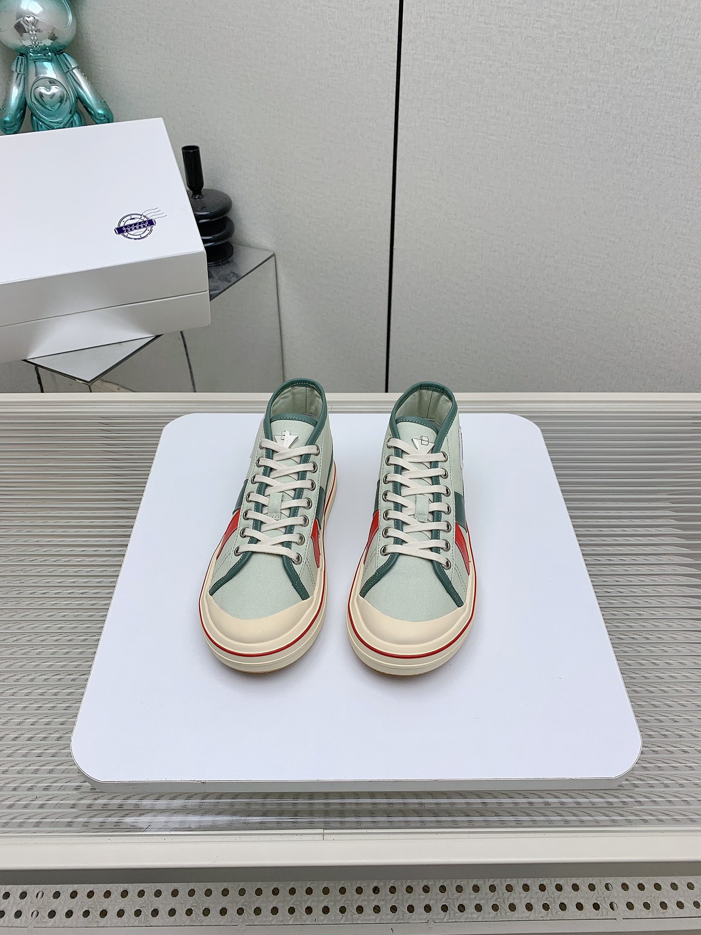 NO:259923,(High version) BOTTEGA VENETA BV 25/ New retro Eliot casual sneakers BV brand new Eliot is inspired by retro basketball shoes, and the childlike colors are youthful and energetic! The same style for men and women, you can wear couple shoes. The whole shoe is breathable and comfortable, the canvas upper is lightweight, and the upper is spliced ​​with soft and luxurious sheepskin inlay. The red line on each shoe is hand-painted, which is more tasteful and attitude! Fabric: original customized high-density canvas   cowhide, the inner lining is original customized breathable canvas, original open mold-proof TPU material, sole thickness 3CM Size:#women's 35-41 / men's 39-45, casual shoes/sports shoes, bottega veneta, bottega  veneta,sneakers,cowhide,sheepskin19860909（高版本） BOTTEGA VENETA BV 25/ 新款复古Eliot 休闲 运动鞋 BV全新的 Eliot 以复古篮球鞋为设计灵感,童趣 的色彩焕发青春活力!男女同款,可以做情侣鞋穿着哦 整个鞋子透气舒适,帆布鞋面自重轻盈,鞋帮 拼接处以柔软奢华的羊皮镶嵌包裹 每只鞋边的红线均为手工绘画,更具品味与态度喔! 面料:原版定制高密度帆布 牛皮 内里原版定制透气帆布 鞋底原版开模防滑TPU材质 底厚3CM Size:#女款35-41 / 男款39-45,休闲鞋/运动鞋,bottega veneta,bottega veneta,sneakers,cowhide,sheepskin,Women's Shoes