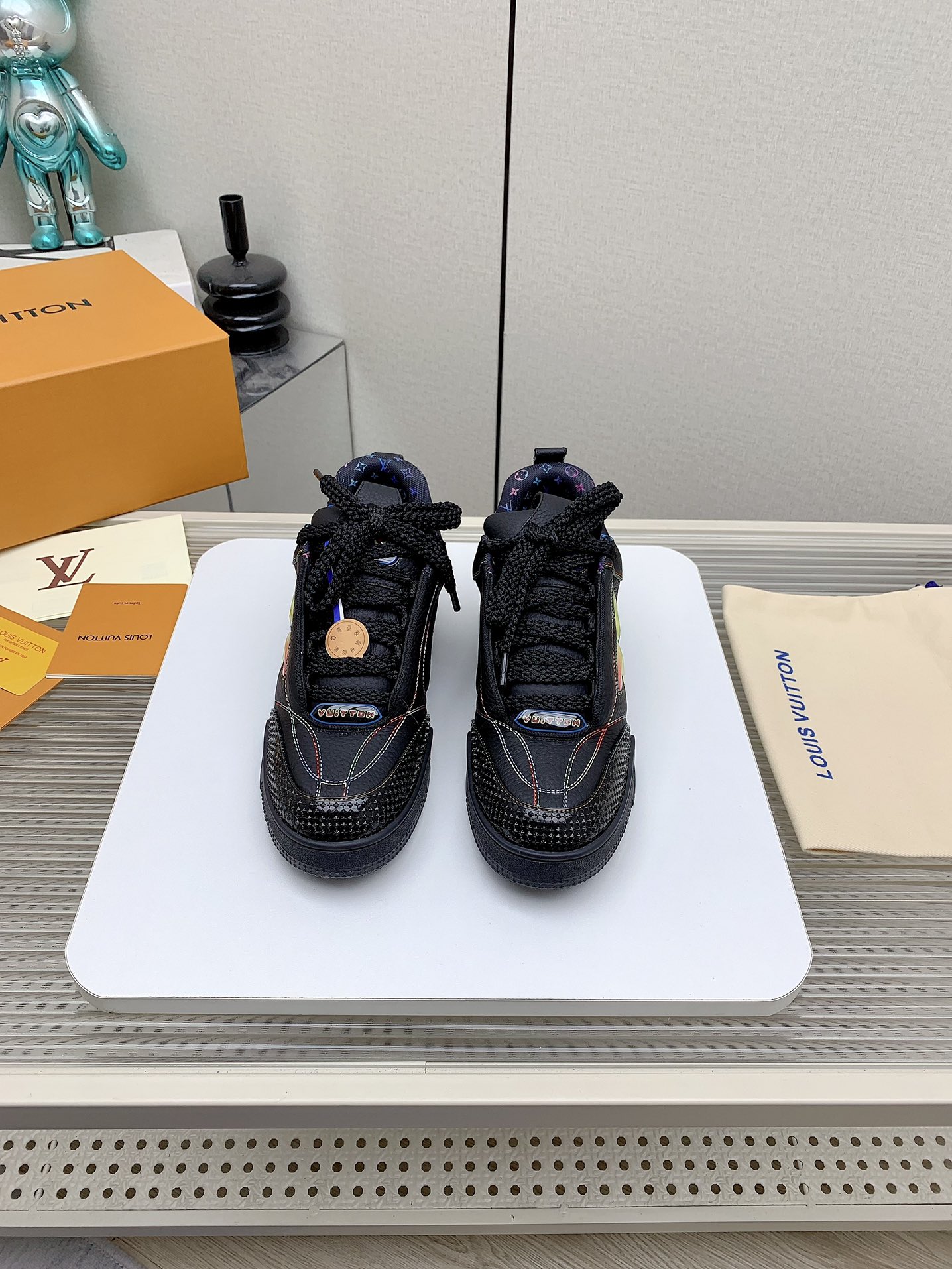 NO:259925,(High version) New LV sneakers, different styles, full leather lucky four-leaf clover, fat and chubby style, creative reshaping the style of the 1990s, this shoe is very fashionable, classic and slightly retro, it is the best choice for partying, size35-46 (customized, non-return and exchange, 45.46), casual shoes/sports, louis vuitton, sneakers19860909（高版本） LV新款运动鞋 不一样的风格 全真皮面幸运四叶草 胖胖呼呼的格调 创意重塑上世纪1990年代风范 这款鞋 上脚非常时尚经典又有稍许复古感觉 是出街蹦迪 聚会的不二选择  size35-46（定做不退换45.46）,休闲鞋/运动鞋,louis vuitton,sneakers,Women's Shoes