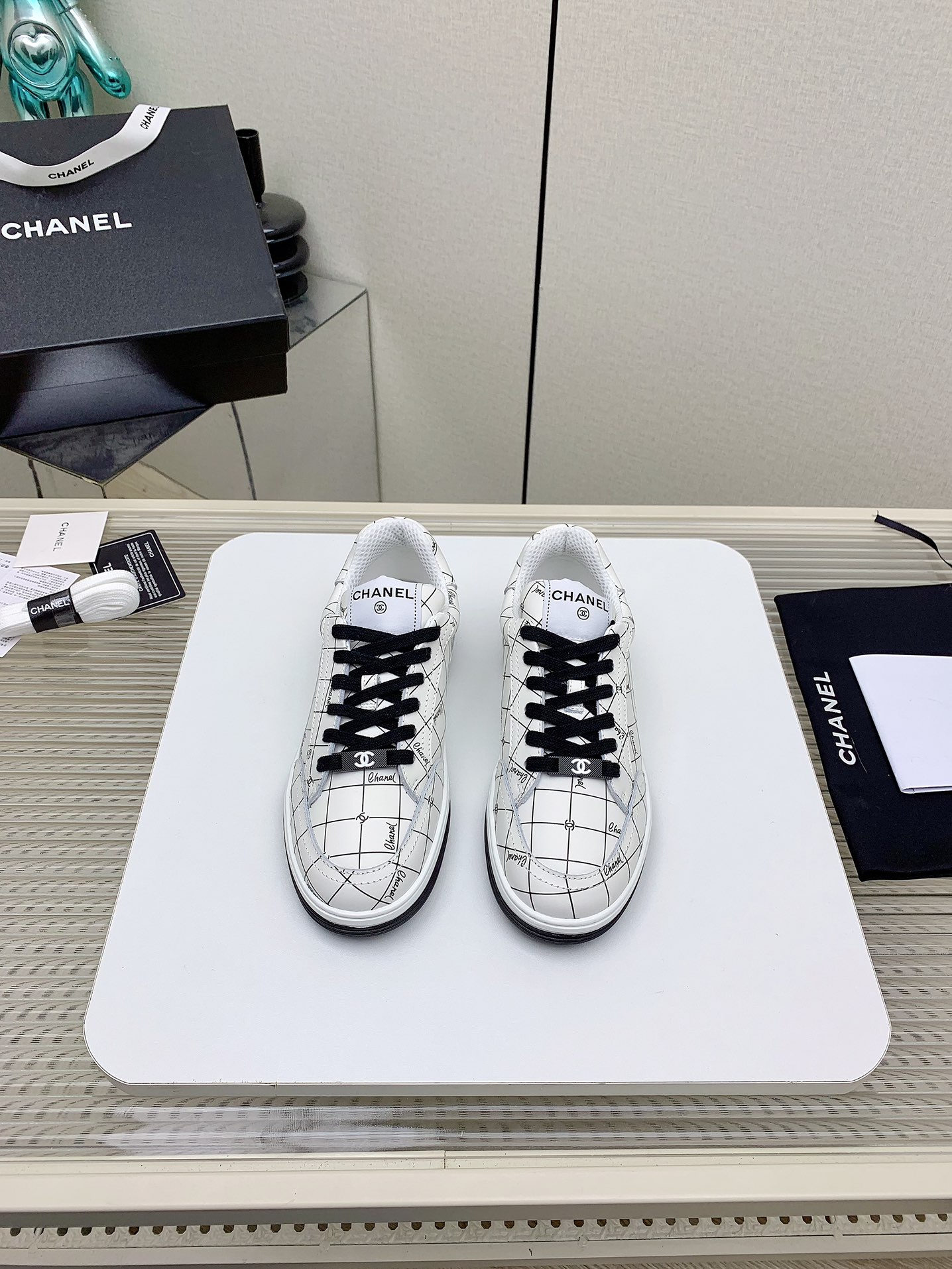 NO:259927,(High version) Chanel Panda Shoes 25SF latest model full leather Panda color matching Small white shoes Casual sports shoes Skateboard shoes Original purchase and development Making goods Xiaoxiang C home Another super hit counter, the love of internet celebrity bloggers and ladies, various praises from social platforms, popular super high texture and breathable super spring and summer, seeing this issue can always evoke the girl's inner demands for fashion Latest suede material Classic black and white color matching Full of fashionable feeling on the feet Easy to take care of Fabric: Original custom imported cowhide material Customized soft net Sole original open mold TPU anti-slip sole 2.5CM thick  Size: Women's 35-40 (40 size custom made without return), casual shoes/sports shoes, chanel, chanel, chanel, chanel, sneakers, cowhide, chamois leather19860909（高版本） Chanel香奈儿熊猫鞋 25SF最新款 全皮 熊猫配色 小白鞋 休闲 运动鞋 滑板鞋 原版购入开发 做货 小香 C家 专柜又一超级大爆款,网红博主小姐姐们的挚爱,社交平台的各种夸赞,人气超高质感透气超级春夏,看到这期总能唤起少女内心对时髦的诉求 最新麂皮材质 经典黑白配色 上脚时髦感十足 容易打理 面料:原版定制进口牛皮材质 内里定制柔软网里 鞋底原版开模TPU防滑大底 底厚2.5CM Size:女款35-40(40码订做不退换）,休闲鞋/运动鞋,chanel,chanel,chanel,sneakers,cowhide,chamois leather,Women's Shoes