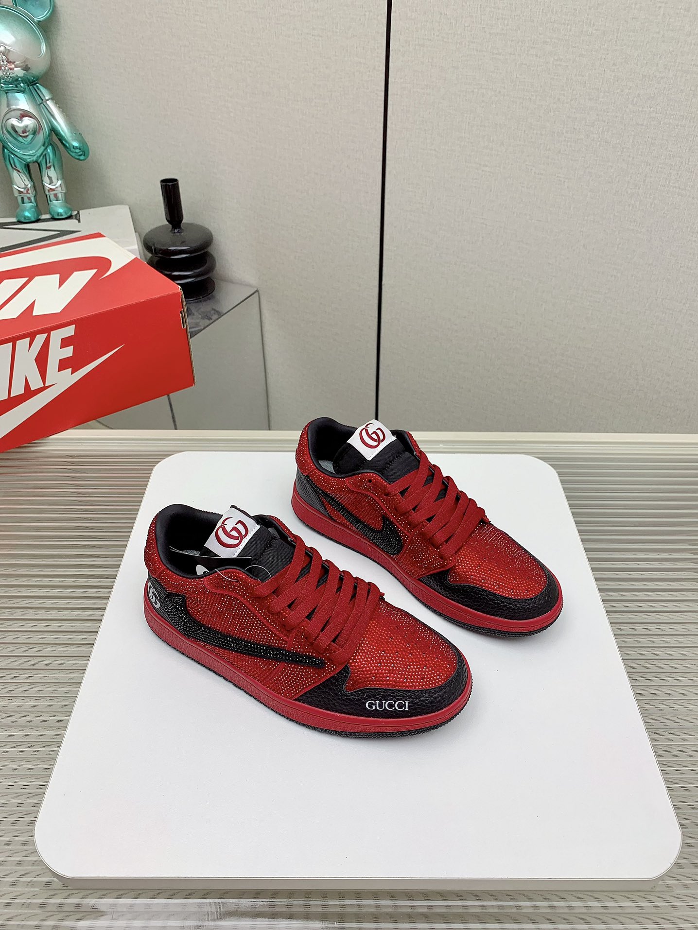 NO:259933,The top-level purchasing version of Air Jordan 1 Mid diamond shoes, Nike Joy diamond shoes open the eyes of the shoe fans, various unexpected design ideas, diamond color schemes bring many surprises to everyone, the diamond hidden on the upper part is quite unique, showing the identity of the shoe model in low profile. The styles that are essential for trendy people, they look really good on the feet and can't help themselves... Materials: Czech diamond upper, inner: imported sheepskin, wear-resistant two-color raw glue sole. High-end packaging gift box plus iron diamond size: women's model 35-41 men's model 39-44, casual shoes/sports shoes, sneakers, sheepskin19860909出顶级代购版Air Jordan 1 Mid不掉钻的钻鞋,耐克乔一钻石鞋让鞋迷大开眼界,各种意想不到的设计创意,钻石配色方案给大家带来了很多惊喜,隐匿于鞋帮处的钻石颇为独特,低调显示着鞋款的身份.潮人必备的款式,上脚真心好看无法自拔…… 材料:鞋面捷克钻,内里:进口羊皮,耐磨双色生胶大底.高档包装礼盒加烫钻 码数:女款35-41 男款39-44,休闲鞋/运动鞋,sneakers,sheepskin,Women's Shoes