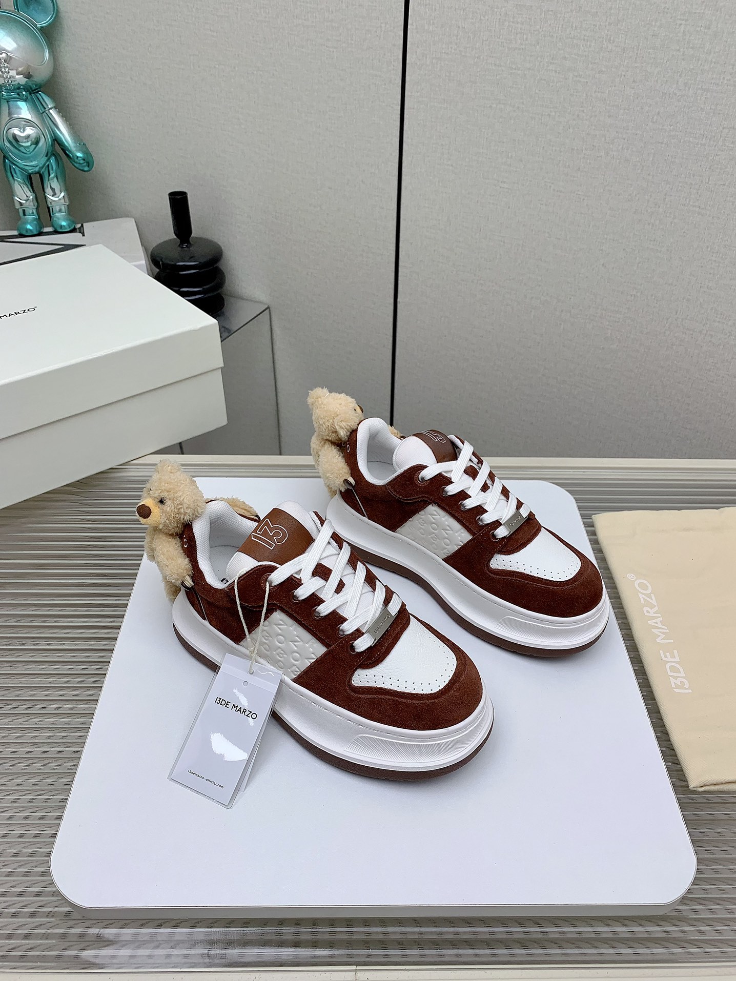 NO:259909,(High version) 13DEMARZO Niche Trendy Brand 25VS Latest hot casual series… [Round toe thick sole casual shoes] Shoes and bears can be matched together, soft and cute bears are fixed by elastic buttons (very firm and not easy to fall off) The spliced ​​upper surface Black will be more dirt-resistant and better care for wide shoelace design, the overall texture is full of rubber sole, wear-resistant and non-slip, the shoe shape is also very suitable for various combinations of daily life, casual and comfortable Fabric: original custom cowhide Inner: original custom breathable mesh Foot pad: original injection molding pad Outsole: original open mold rubber outsole Packaging: original full set of packaging Size: 35-39 (40 customization without return and exchange), casual shoes/sports shoes, sneakers, cowhide19860909（高版本） 13DEMARZO 小众潮牌 25VS 最新爆款休闲系列…【圆头厚底休闲鞋】 鞋子和小熊居然也能搭配到了一起,软萌可爱的小熊通过弹力纽扣固定(很牢固 不易脱落) 拼接的帮面 黑色会更耐脏也更好打理宽鞋带设计整体质感十足 橡胶鞋底 耐磨防滑 板鞋造型也很适合日常生活的各种搭配 休闲又舒适 面料:原版定制牛皮 内里:原版定制透气网 垫脚:原版注塑成型垫 大底:原版开模橡胶大底 包装:原版全套包装 码数:35-39（40定制不退换）,休闲鞋/运动鞋,sneakers,cowhide,Women's Shoes