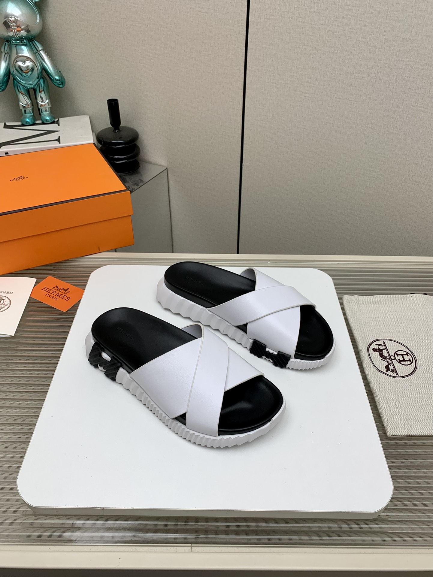 NO:259919,(High version) Hermes 25/ Spring and summer latest classic men's beach sandals Fashion cross design Create a retro style, urban style, simple and versatile, business and casual, fabric: cowhide material, inner lining: sheepskin lining, outsole: original molded tpu outsole Size#39-46 (39.45.46 custom made without return), slippers, hermes, slippers, cowhide, sheepskin19860909（高版本） 爱马仕 25/ 春夏最新 经典男士沙滩凉拖鞋 时尚的交叉设计 打造复古风格,都市造型 简约百搭 商务休闲两不误 面料: 牛皮材质 内里: 羊皮里 大底: 原版开模tpu大底 Size#39-46 (39.45.46定做不退换),拖鞋,hermes,slippers,cowhide,sheepskin,Women's Shoes