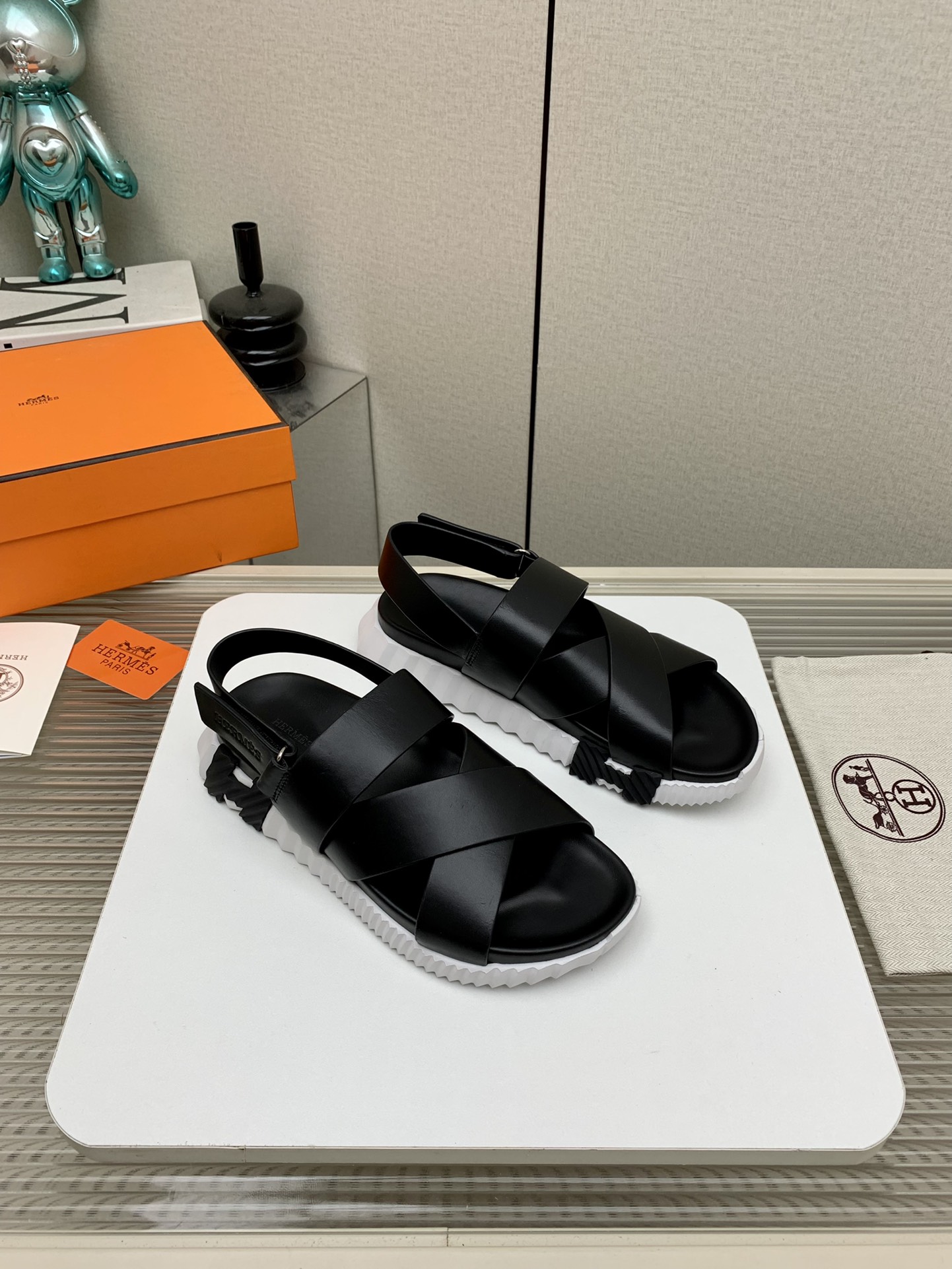 NO:259915,(High version) Hermes 25/ Spring and summer latest classic men's beach sandals Fashion cross design Create a retro style, urban style, simple and versatile, business and casual, fabric: cowhide material, inner lining: sheepskin lining, outsole: original molded tpu outsole Size#39-46 (39.45.46 custom made without return), sandals, hermes, sandals, slippers, cowhide, sheepskin19860909（高版本） 爱马仕 25/ 春夏最新 经典男士沙滩凉拖鞋 时尚的交叉设计 打造复古风格,都市造型 简约百搭 商务休闲两不误 面料: 牛皮材质 内里: 羊皮里 大底: 原版开模tpu大底 Size#39-46 (39.45.46定做不退换),凉鞋,hermes,sandals,slippers,cowhide,sheepskin,Women's Shoes