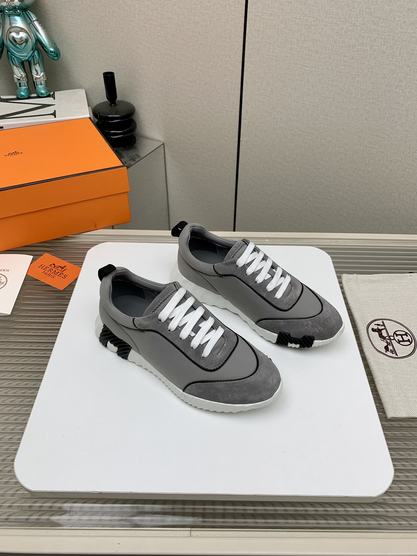 NO:263720,(Hermes) New Bouncing Couple Sports Shoes Hermes' most comfortable shoes, Nothing, it's very light and huge and beautiful, and you won't be tired even when shopping. The overall suede feels very good, it's very beautiful and versatile, very light and comfortable, extremely light and casual, and it feels great!  30  color matching for men and women. You can choose whatever you want, there is what you want~ Fabric: imported high mercerized sheep zither   original single rain velvet cloth Inner: imported inner lining insole special silk sheepskin Outsole: using IP TPU (multi-color letters) German technology irradiation machine seamless combination Size: Women 35-41 Men's size 69-46 (Female 41 Men's 45.46 Customized without return or exchange), casual shoes/sports shoes, hermes, hermes, sneakers, sheepskin, sheep, chamois leather19860909（高版本）【Hermes】新款 Bouncing 情侣运动鞋 爱马仕最舒服的鞋,没有之1,上脚特轻又巨好看,逛街暴走都不会累 整体麂皮手感很好,很漂亮了也很百搭衣服,很轻便舒适 轻盈无比 运动休闲两不误 踩感超棒！ 30 男女款色搭配.任你挑任你选,总有你想要的~ 面料:进口高丝光羊猄 原单雨绒布 内里:进口内里鞋垫专用丝绸羊皮 大底:采用IP TPU(多色字母)德国技术照射机无缝组合 码数:女35-41男码69-46（女41男45.46定做不退换）,休闲鞋/运动鞋,hermes,hermes,sneakers,sheepskin,sheep,chamois leather,Women's Shoes