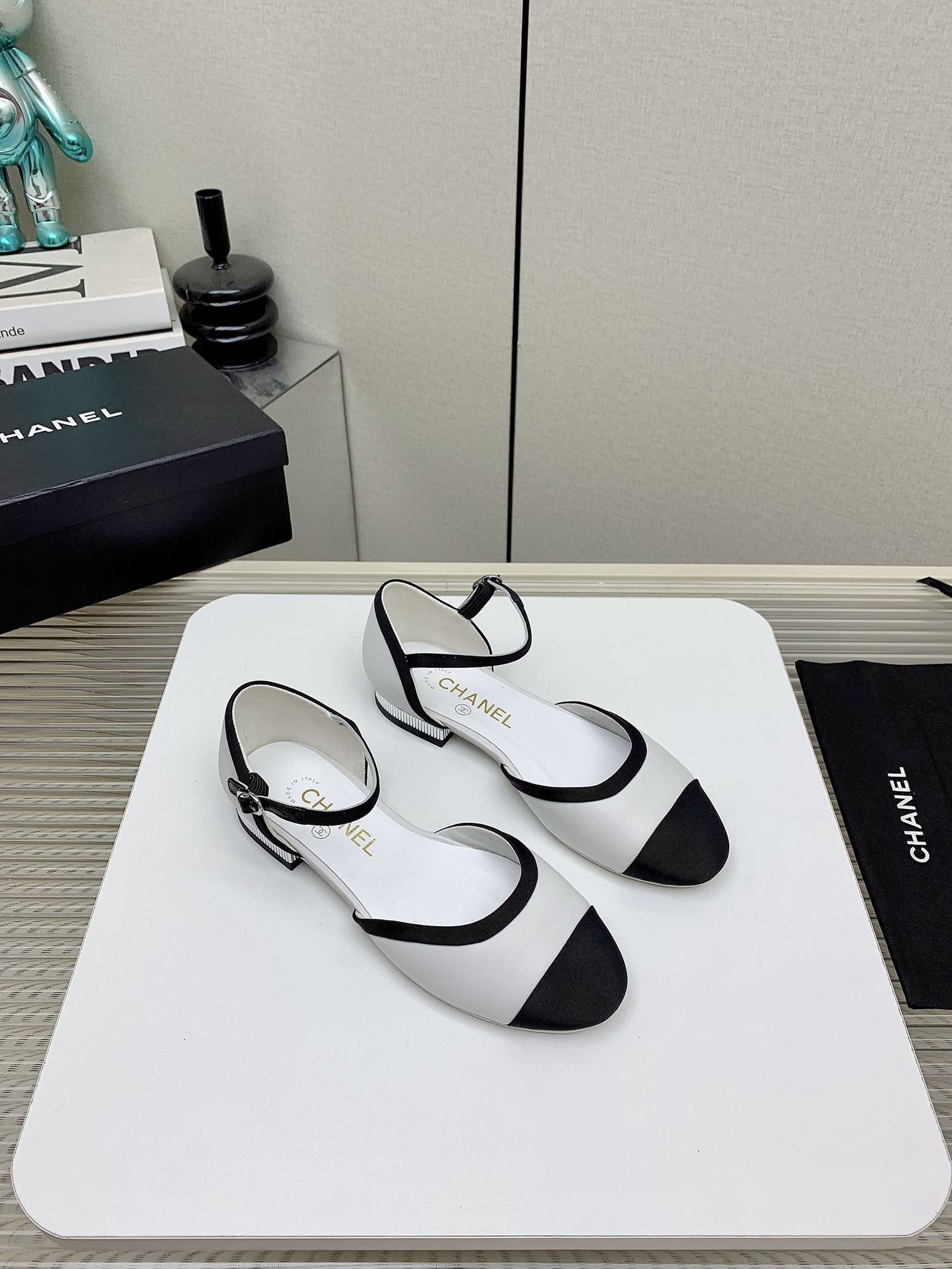 NO:259917,(High version) CHANEL Chanel spring and summer show hollow sandals. At first glance, they were planted and dressed freely according to the weather changes!  Put on socks and make you cute single shoes in spring and summer!  The magic princess's upper is made of mixed-bred sheepskin inner tiptoe silk sheepskin. The feet are super comfortable. The leather is very soft and skin-friendly. Italian imported leather sole. Size35-41 (customized by 40 41), sandals, chanel, chanel, sandals, sheepskin, Leather soles19860909（高版本） CHANEL香奈儿 春夏秀款中空凉鞋 第一眼看上就被种草了根据天气变化自由穿搭！套上袜套春夏秒变可爱单鞋！秒变魔法公主鞋面采用混种羊皮内里踮脚丝绸羊皮 脚感超级舒服 皮料非常柔软亲肤 意大利进口真皮大底 Size35-41（40 41定制）,凉鞋,chanel,chanel,sandals,sheepskin,Leather soles,Women's Shoes