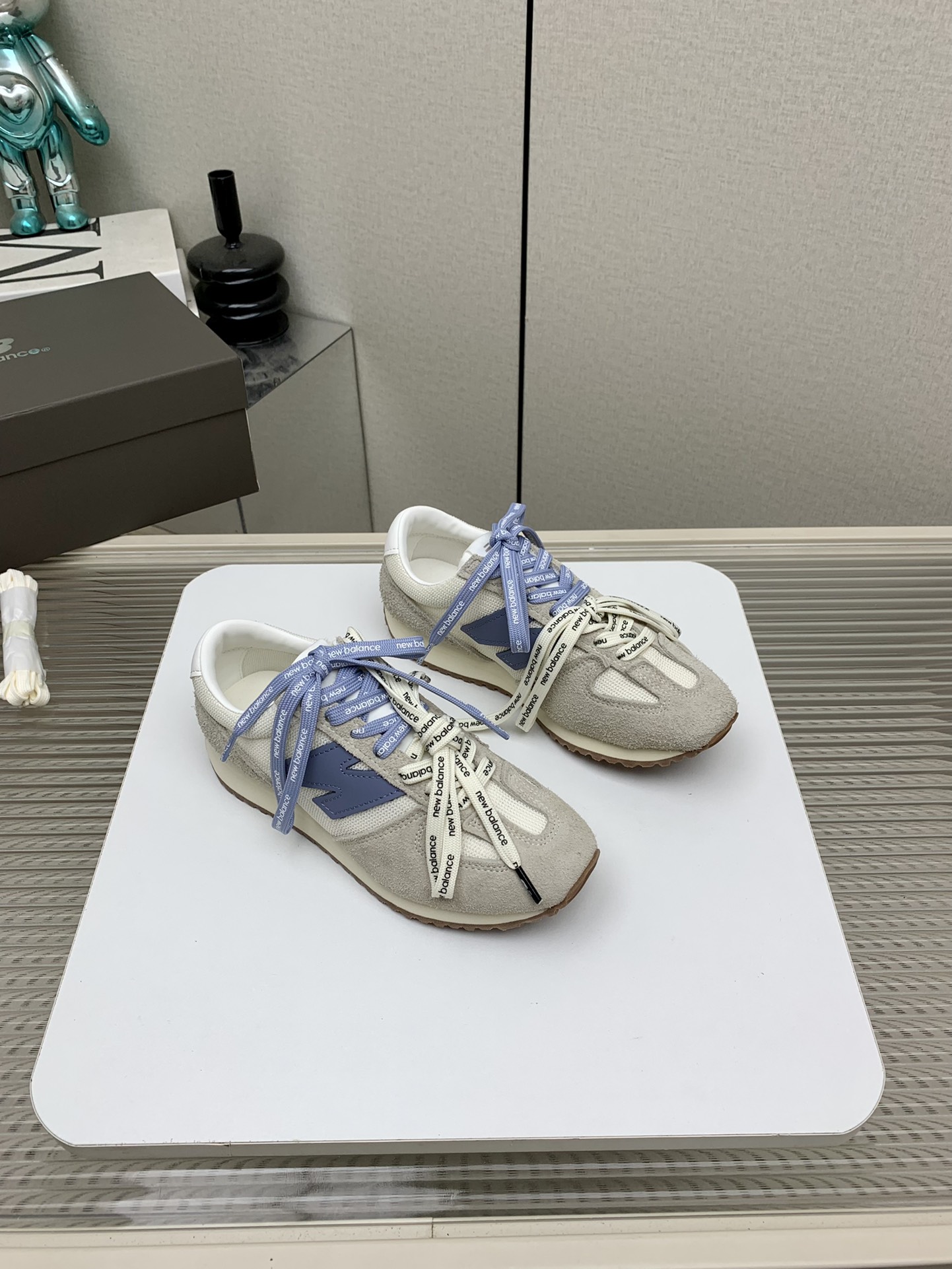 NO:259912,(High version) MIXC EXPRESS U471x NB GREY co-branded New Balance 471 retro thin-soled shoes ootd fashionable retro color block silhouette, every moment is style' Playful color: Intelligent white* soft purple* vibrant blue* three colors are optional with brand limited color laces, diverse gameplay Details: Slim last and widened shoelace outline the long visual proportions, EVA rubber outsole comfortable footwear feeling Wearing style: Multiple scenes, unlock more possibilities, show your own style, and keep it real and comfortable!  Size 35-41, casual shoes/sports shoes, sneakers19860909（高版本） MIXC EXPRESS U471x NB GREY联名 被按头安利的New Balance 471复古薄底鞋ootd时髦复古拼色廓形,每一刻皆风格' 玩味色彩:智性白*柔和紫*活力蓝*三色可选附赠品牌限定彩色鞋带,多样玩法 细节拿捏:纤细鞋楦及加宽鞋带勾勒修长视觉比例,EVA橡胶大底舒适脚感 穿搭风格:多元场景,解锁更多可能,展现自我风格,保持真实与舒适！35-41码,休闲鞋/运动鞋,sneakers,Women's Shoes