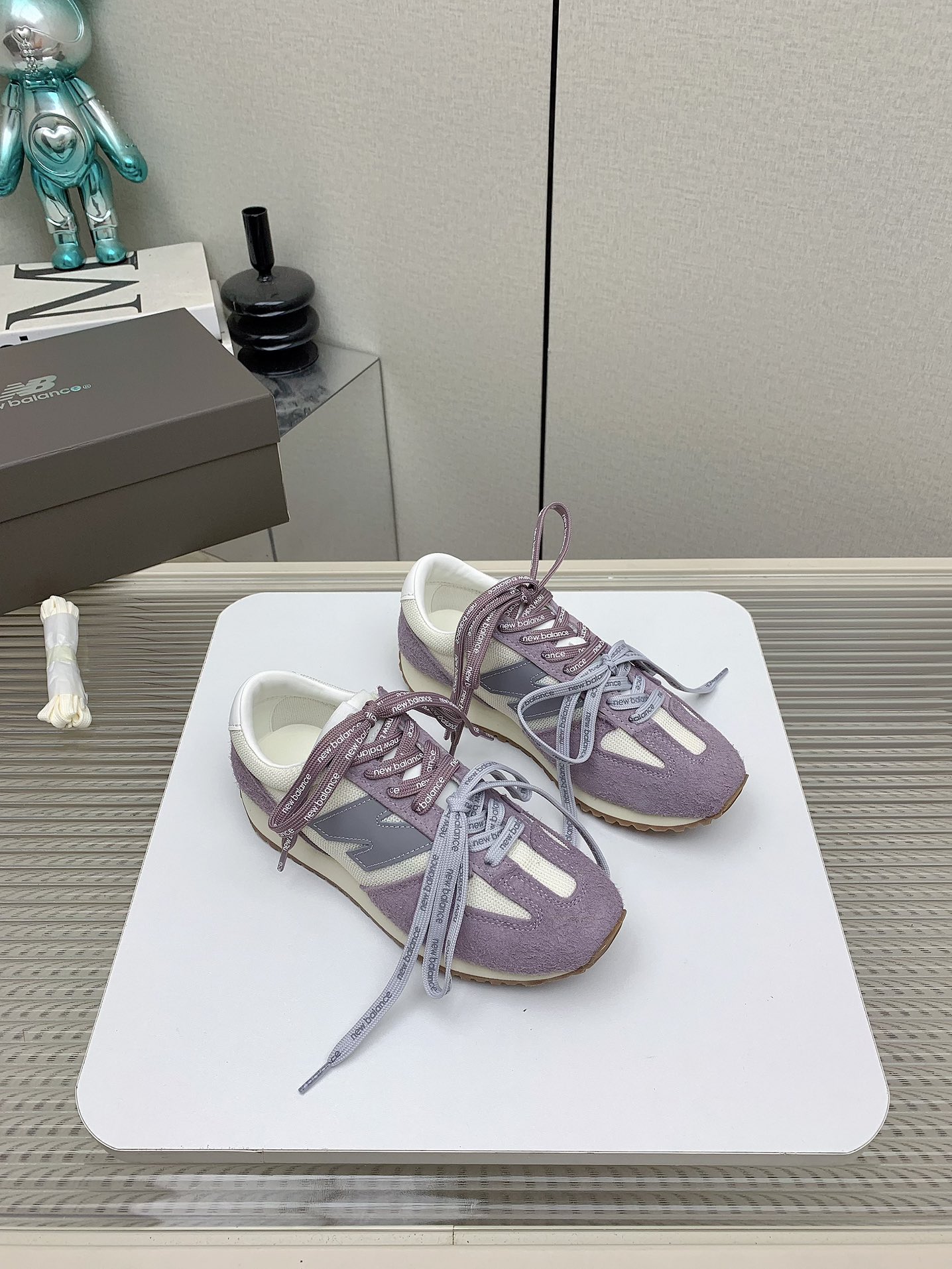 NO:259914,(High-up version) MIXC EXPRESS U471x NB GREY co-branded New Balance 471 retro thin-soled shoes ootd fashionable retro color block silhouette, every moment has a style. Playful color: Intelligent white* soft purple* vibrant blue* three colors are optional with brand limited color laces, diverse gameplay. Details: Slim last and widened shoelaces outline the long visual proportions, EVA rubber outsole comfortable footwear. Dressing style: Multiple scenes, unlock more possibilities, show your own style, and keep it real and comfortable!  Size 35-41, casual shoes/sports shoes, sneakers19860909（高版本） MIXC EXPRESS U471x NB GREY联名 被按头安利的New Balance 471复古薄底鞋ootd时髦复古拼色廓形,每一刻皆风格‘ 玩味色彩:智性白*柔和紫*活力蓝*三色可选附赠品牌限定彩色鞋带,多样玩法 细节拿捏:纤细鞋楦及加宽鞋带勾勒修长视觉比例,EVA橡胶大底舒适脚感 穿搭风格:多元场景,解锁更多可能,展现自我风格,保持真实与舒适！35-41码,休闲鞋/运动鞋,sneakers,Women's Shoes