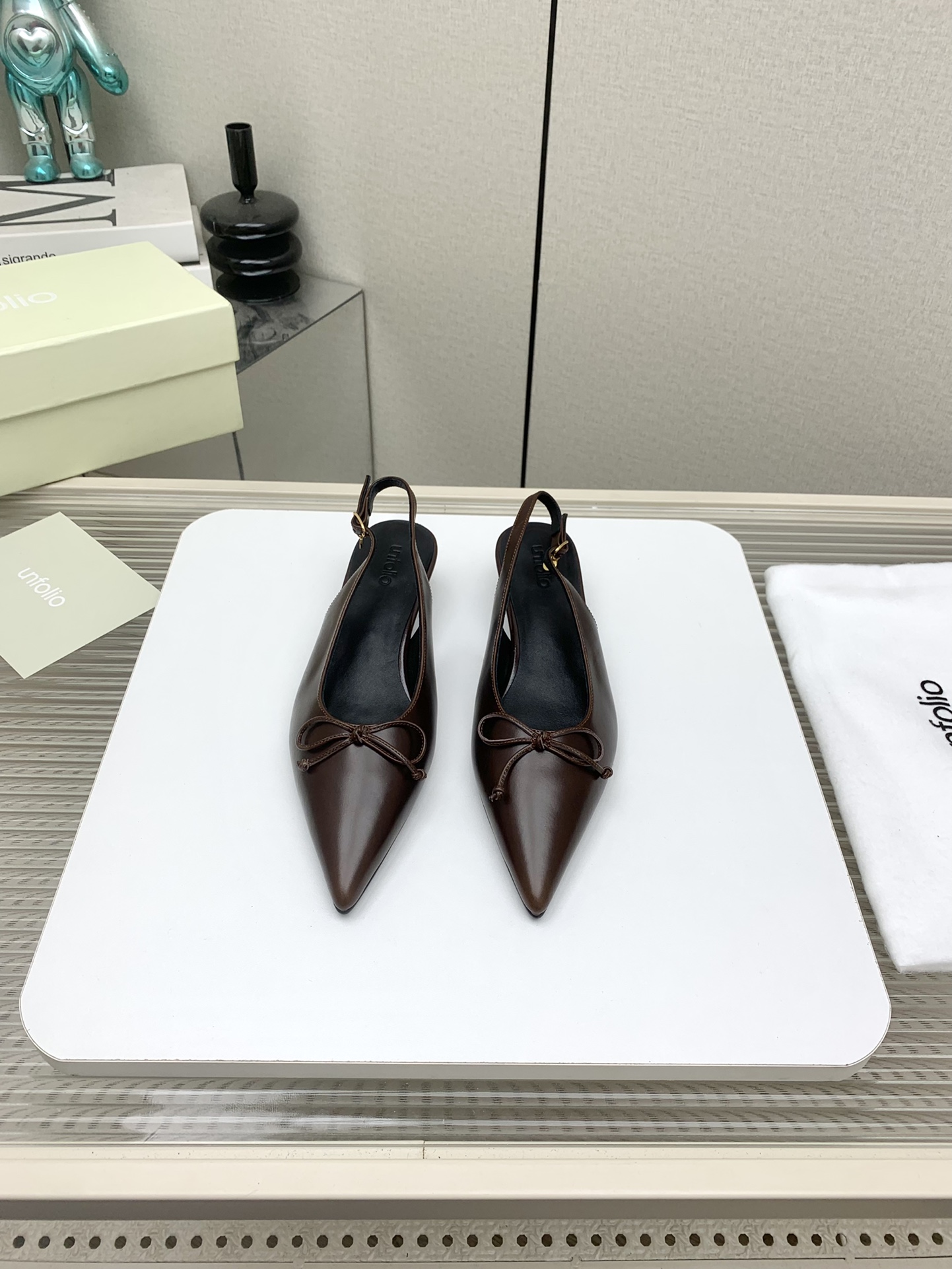 NO:259903,Unfolio trendy brand 25/Early spring new style, pointed toe, heel shoes, classic and fashionable color, effortless elegant style coming, fashionable, exquisite, beautiful, Baotou pointed toe, open beads, fashionable and simple new style of daily slippers, beautiful and high-end slippers, this style is super good on the feet and can lengthen the legs. Original imported fabric beaded cowhide, inner lining sheepskin, outsole genuine leather sole Size#35-40 (40 custom made, no return or exchange), sandals, sandals, slippers, cowhide, sheepskin19860909Unfolio潮牌 25/早春新款绝美 尖头 跟鞋 经典时尚配色 毫不费力的优雅风来袭 时髦 精致 绝美 包头尖头 ,开边珠外穿时尚气质简约新款日常拖鞋美出高级感拖鞋这款上脚超好而且可以拉长腿型. 面料原版进口开珠牛皮 内里羊皮内里 大底真皮鞋底 Size#35-40（40 订做不退换）,凉鞋,sandals,slippers,cowhide,sheepskin,Women's Shoes