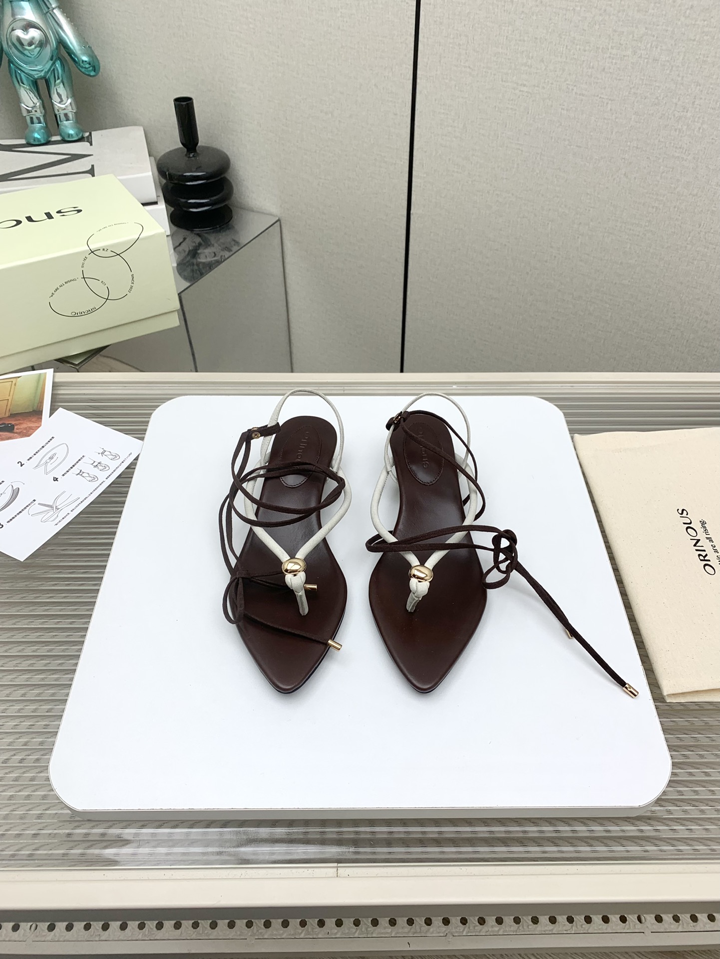 NO:259900,Orinous｜Trendy Brand 25/New Beautiful Early Spring Sharp-toe Finger Sandals The minimalist beauty that has been missing in the fashion industry, classic and fashionable color scheme, effortless elegance, open-edge beads, fashionable and elegant, simple and simple everyday slippers, beautiful and high-end slippers, this style is super good on the feet and can lengthen the legs. Original imported cowhide, inner lining, sheepskin, outsole, genuine leather soles Size#35-40 (40 custom-made, non-return and exchange), split-toe shoes, sandals, slippers, cowhide, sheepskin, Leather soles19860909Orinous｜潮牌 25/早春新款绝美 尖头夹脚 凉鞋 时尚界久违的极简之美,经典时尚配色 毫不费力的优雅 开边珠外穿时尚气质简约新款日常拖鞋美出高级感拖鞋这款上脚超好而且可以拉长腿型. 面料原版进口牛皮 內里羊皮内里 大底真皮大底 Size#35-40（40定制不退换）,分趾鞋,sandals,slippers,cowhide,sheepskin,Leather soles,Women's Shoes