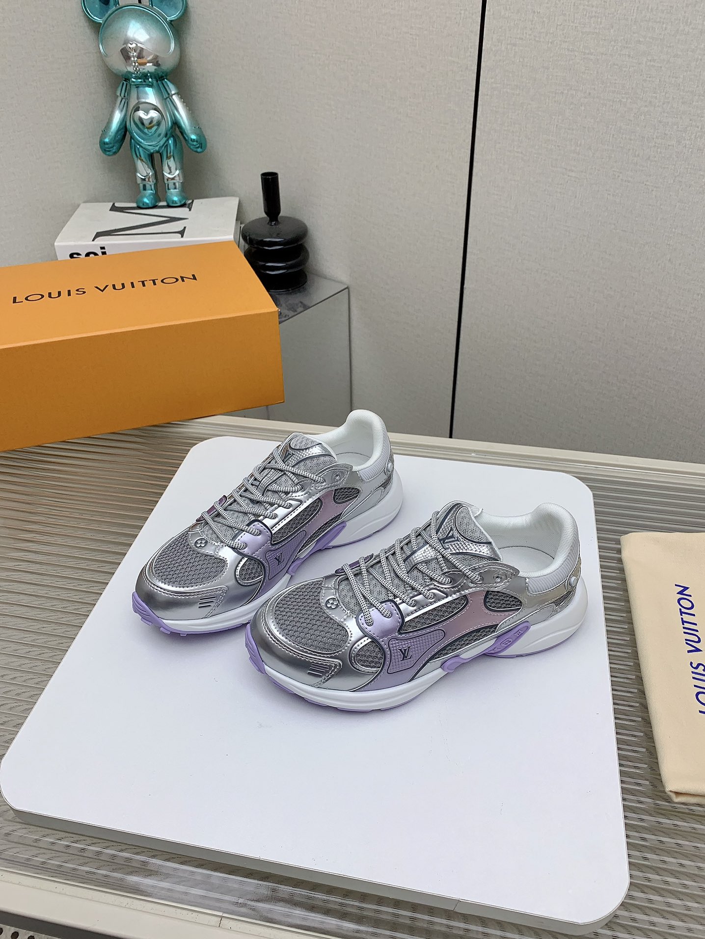 NO:259887,(High version) LV Louis Vuitton L family runner Tatic series Thick sole Casual sports shoes Running shoes Original purchase and development Made this model LV Runner Tatic sports shoes combine technology materials such as mesh fabric and straps to interpret the inspiration of traditional hiking shoes. LV letters are written on one side, and the lassoon buckles are embellished with fast lace-up system Monogram Flowers and Louis Vuitton logos, light and wear-resistant rubber outsole perfect overall, delivery counter exquisite packaging Fabric: original material imported customization Inner original custom sheepskin Sole original open molded anti-slip rubber combination material Sole thickness 4CM Size: Women 35/42 Men's 39-45 (men 45.46 custom size, casual shoes/sports shoes, louis vuitton, louis  vuitton, louis vuitton, louis vuitton, sneakers, sheepskin19860909（高版本） LV路易威登 L家驴牌Runner Tatic系列 厚底 休闲 运动鞋 跑鞋 原版购入开发 做货 本款 LV Runner Tatic 运动鞋融合网格面料和饰带等科技材质,演绎传统登山鞋的灵感启发.LV 字母抒写于一侧,快速系带系统的套索扣点缀 Monogram 花卉和路易威登标识,轻盈耐磨的橡胶外底完善整体 配送专柜精美包装 面料:原版材料原版进口定制 内里原版定制羊皮里 鞋底原版开模防滑橡胶组合材质 底厚4CM Size: 女35/42 男款39-45（男45.46定制码,休闲鞋/运动鞋,louis vuitton,louis vuitton,louis vuitton,louis vuitton,sneakers,sheepskin,Women's Shoes