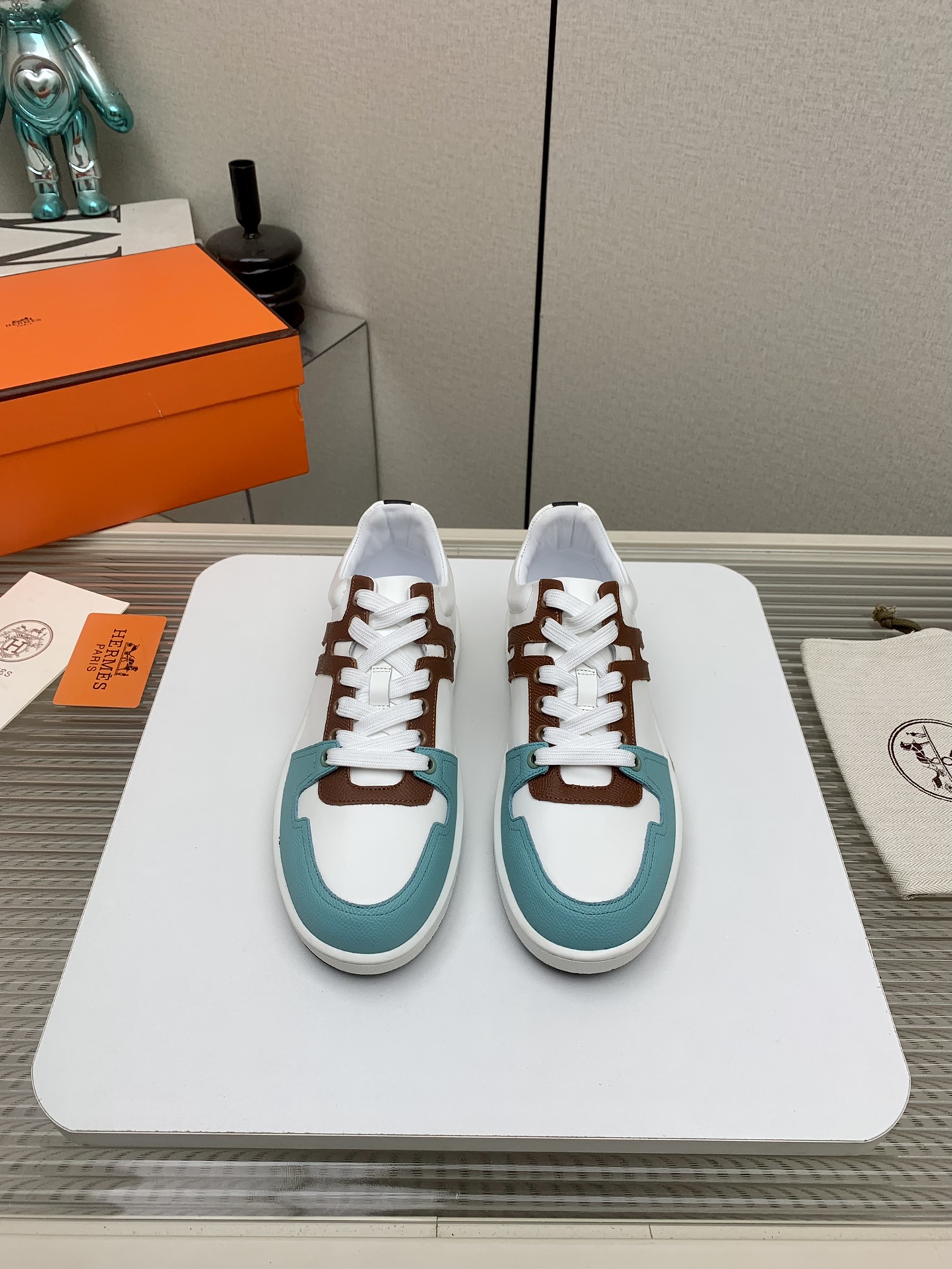 NO:263722,(High version) Hermes 25/ Latest Boomerang series Casual sports shoes Skateboard shoes Original purchase and development Made Epsom calfskin minimalist sneakers, paired with classic orange soles to create a modern urban style. Exquisite packaging for delivery counter Fabric: Original custom imported cowhide material Customized soft sheepskin Sole open mold non-slip TPU sole Sole thick 3CM Size: #Men's 38-45 (38.45 custom made without return), casual shoes/sports shoes, hermes, hermes, sneakers, cowhide, sheepskin19860909（高版本） Hermes爱马仕 25/ 最新 Boomerang系列 休闲 运动鞋 滑板鞋 原版购入开发 做货 Epsom小牛皮极简运动鞋,搭配经典橙色鞋底 打造现代都市风格. 配送专柜精美包装 面料:原版定制进口牛皮材质 内里定制柔软羊皮 鞋底开模防滑TPU大底 底厚3CM Size:#男款38-45（38.45定做不退换）,休闲鞋/运动鞋,hermes,hermes,sneakers,cowhide,sheepskin,Women's Shoes