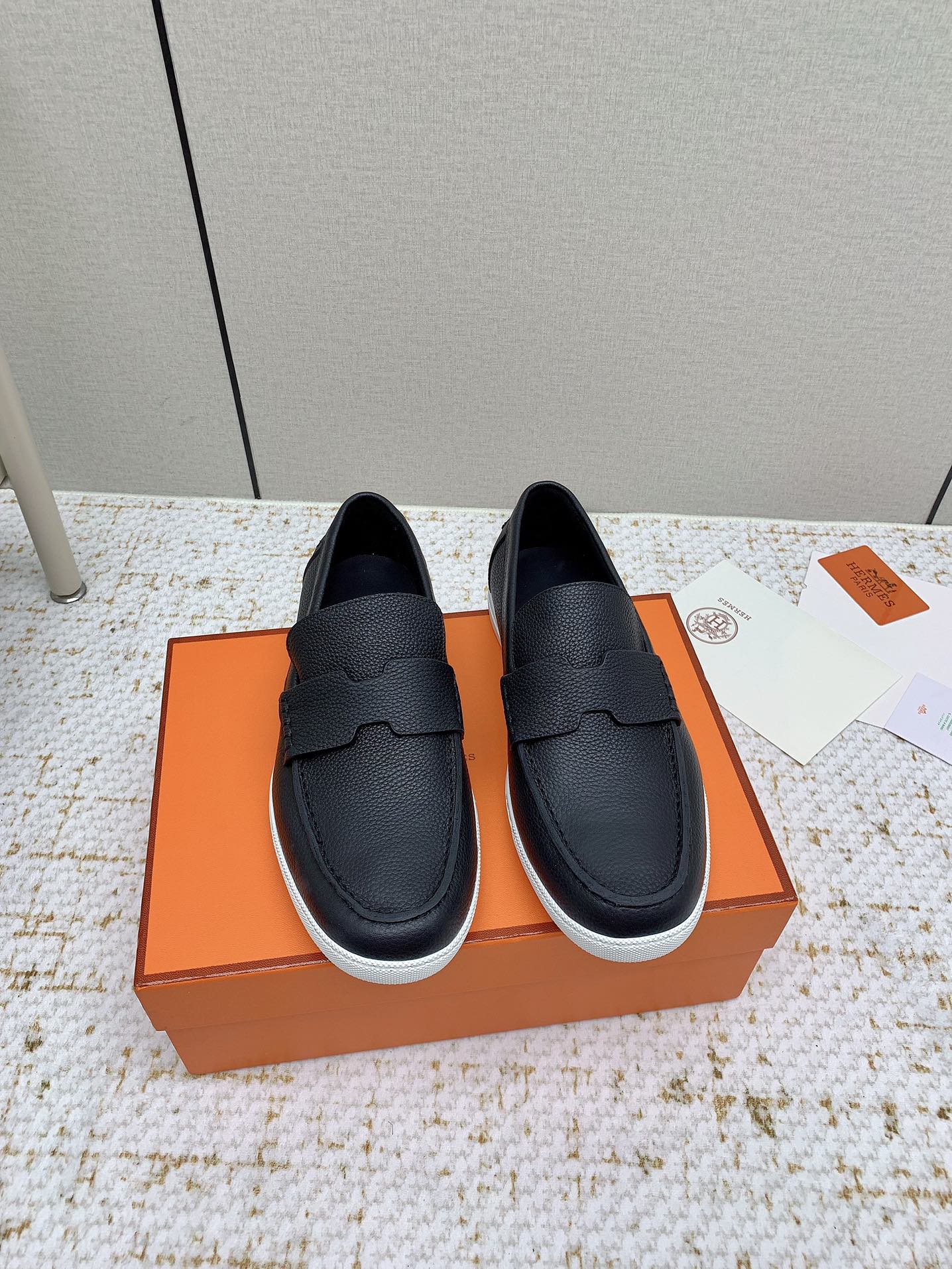 NO:263726,(High-up version) H-Home Kelly Shoe Button Casual Love, One-Step Shoes are launched on Hermes HERMES!  The highest version in the market!  Purchase level quality!  Aristocratic temperament!  The H family rarely produces flat casual shoes and is a style that is matched with classic palladium-plated Kelly shoe buckles!  Create a fashionable urban style, which reflects Hermes' noble and elegant style!  It seems simple but full of details, which are ordinary sneakers. With the Kelly buckle, it instantly beautiful!  Simple and versatile, comfortable feet, selected material and fabric imported cowhide/fabric, inner lining   foot pad imported cowhide, original mold opening custom sole, size 38-46 (customized for 38, 45, 46), casual shoes/sports shoes, hermes, hermes, loafers, sneakers, cowhide19860909（高版本） H家Kelly鞋扣休闲乐福 一脚蹬鞋上线爱马仕HERMES！ 市场最高版本！代购级别品质！贵族气质！ H家族很少出平底休闲鞋而且是搭配经典镀钯Kelly鞋扣的款式！打造时尚都市造型,非常体现爱马仕高贵典雅风格！看似简单却细节满满本是平平凡凡的运动鞋 加上Kelly扣瞬间巨美！ 简洁超级百搭 脚感很舒服 选材面料进口牛皮/布面 内里 垫脚进口牛皮 原版开模定制大底 尺码38-46（38、45、46定做）,休闲鞋/运动鞋,hermes,hermes,loafers,sneakers,cowhide,Women's Shoes