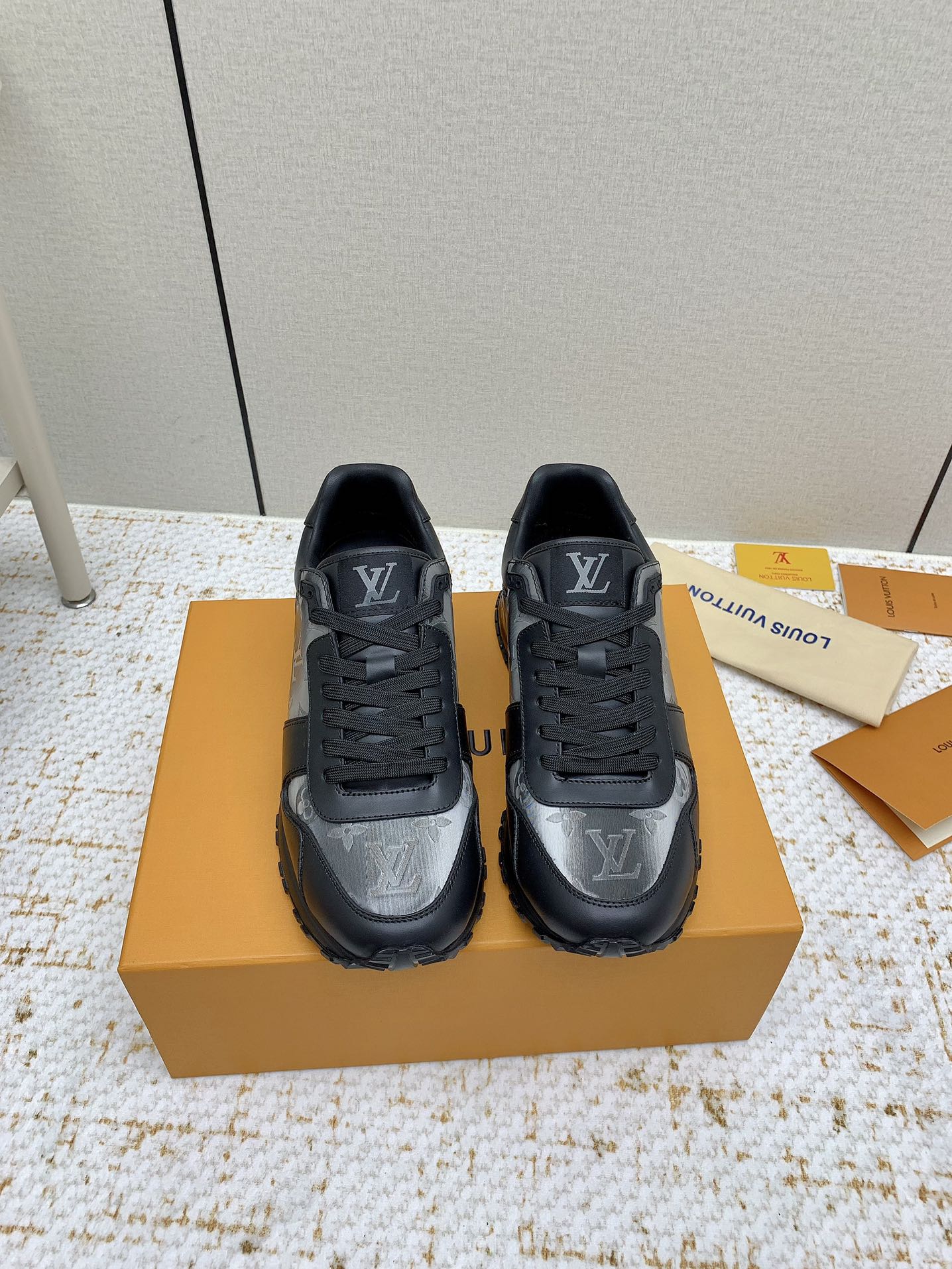 NO:382085,(High version) LV Louis Vuitton L Home Donkey Run Away Series Casual Sports Shoes Dad Shoes Original Purchase and Development Made This Run Away Sports Shoes Spliced ​​Epi Cowhide Leather and Monogram Embossed Grain Cowhide Leather, recreating the inspiration of traditional running shoes. The wedge-shaped outsole continues the iconic design, with LV letters and Louis Vuitton Paris logos separated into the tongue and back of the shoe. Delivery counter exquisite packaging, original custom-made fabric imported toe-layer cowhide leather, imported breathable net, original sole open mold PU + TPU combination sole 5CM thick sole Size: men's 38-46 (38, 45, 46 custom made), casual shoes/sports shoes, louis vuitton, louis vuitton, louis vuitton, louis vuitton, louis vuitton, louis vuitton, louis vuitton, louis  vuitton,sneakers,cowhide19860909（高版本）  LV路易威登 L家 驴牌 Run Away系列 休闲 运动鞋 老爹鞋 原版购入开发 做货 本款 Run Away 运动鞋拼接 Epi 牛皮革和 Monogram 压纹粒面牛皮革,再现传统跑鞋的灵感启发.楔形外底延续标志性设计,LV 字母和路易威登巴黎标识分饰鞋舌和鞋后. 配送专柜精美包装 面料原版定制进口头层牛皮 内里进口透气网里 鞋底原版开模PU+TPU组合大底 底厚5CM Size:男款38-46（38、45、46定做）,休闲鞋/运动鞋,louis vuitton,louis vuitton,louis vuitton,louis vuitton,sneakers,cowhide,Women's Shoes