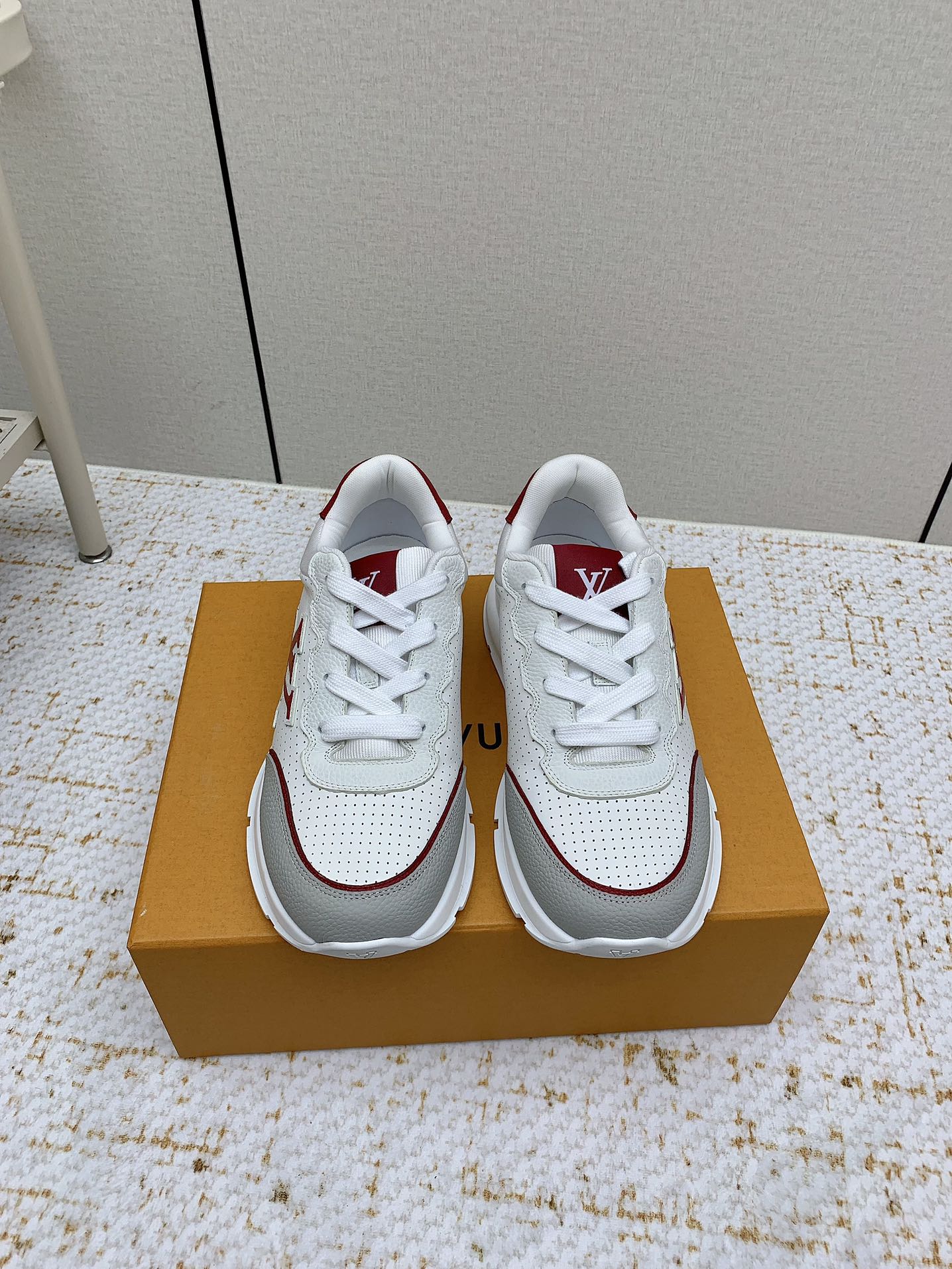 NO:382089,(High version) LV Louis Vuitton Ljiadou brand Latest Classic series Thick sole casual sneakers Original purchase and development Made this Classic sneakers debuted in the 2025 men's series. They are designed with smooth cowhide leather and can easily incorporate various shapes. Attention LV letters marked on the side of the shoe, light rubber outsole embellished with Vuitton logo exquisite packaging for delivery counter Original custom imported top layer cowhide inner original imported breathable net Sole original open mold rubber foam material Sole thickness 4CM Size: men's 38-46 (customized by 38/45/46), casual shoes/sports shoes, louis vuitton, louis vuitton, louis vuitton, louis vuitton, louis vuitton, louis vuitton, louis  vuitton,sneakers,cowhide19860909（高版本） LV 路易威登 L家驴牌 最新Classic系列 厚底 休闲 运动鞋 原版购入开发 做货 这款Classic 运动鞋于 2025 秋冬男士系列初次亮相,以光滑牛皮革塑造考究设计,可轻松融入各式造型.瞩目 LV 字母标注鞋侧,轻盈橡胶外底点缀 Vuitton 标识 配送专柜精美包装 面料原版定制进口头层牛皮 内里原版进口透气网里 鞋底原版开模橡胶发泡材质 底厚4CM Size:男款38-46（38/45/46定制）,休闲鞋/运动鞋,louis vuitton,louis vuitton,louis vuitton,louis vuitton,sneakers,cowhide,Women's Shoes