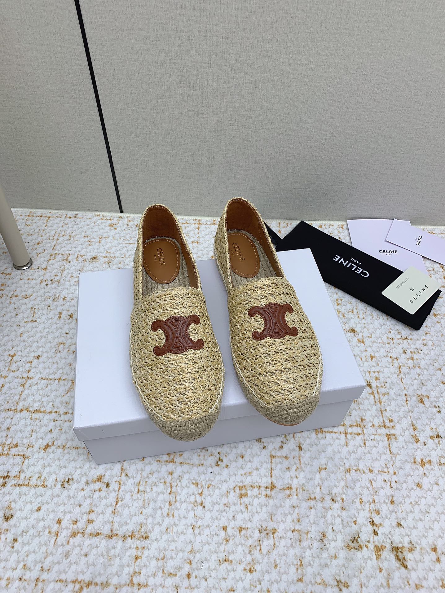 NO:382082,(High version) Celine/Celine The highest version, fisherman shoes 2025 early spring new Celine Yangjing letter fisherman shoes series, popular single shoes, beautiful on the feet. Buy the authentic original build. Authentic top-grade product version!  1 The upper is imported Yangjing, which is very comfortable!  2 The inner and foot pads of water dyed sheepskin are shining and dazzling, and the feet feel so good!  3 hemp rope braided bottom. 4 women's model 35-41, fisherman's shoes, celine, celine, espadrilles, sheepskin, sheep19860909（高版本） Celine/赛琳 最高版本,渔夫鞋2025早春 新款 Celine羊京字母渔夫鞋系列, 爆款单鞋,上脚很美. 购入正品原版build. 正品级顶级货版本！ 1鞋面采用进口羊京、十分舒适！ 2水染羊皮内里和垫脚、闪耀夺目、脚感好到爆！ 3麻绳编底.  4女款35-41,渔夫鞋,celine,celine,espadrilles,sheepskin,sheep,Women's Shoes