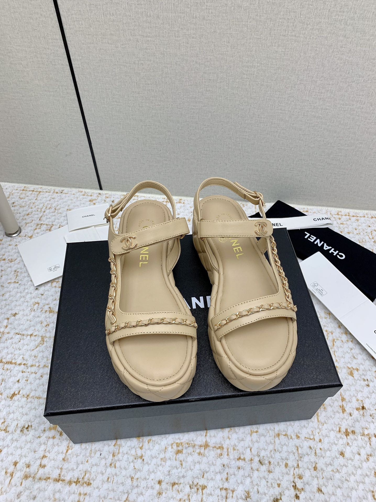 NO:382076,(High version) / Chanel's new spring and summer thick-soled wedge chain sandals. The shoes are all classic combinations of specific sheepskin materials, which is really unique!  Retro and fashionable, it matches it with pants, sweatshirts or skirts!  How to wear it, how to look good Size35-39 (40/41 custom made without return or exchange), sandals, chanel, sandals, hoodie, sweatshirts, skirts, sheepskin19860909（高版本）  / 香奈儿春夏新款厚底坡跟链条凉鞋 鞋身全是特定羊皮材质经典的搭配,真的超级有个性！复古又时髦,无论搭配裤子卫衣或裙子都超级搭！怎么穿怎么好看 Size35-39（40/41定做不退换）,凉鞋,chanel,sandals,hoodie,sweatshirts,skirts,sheepskin,Women's Shoes