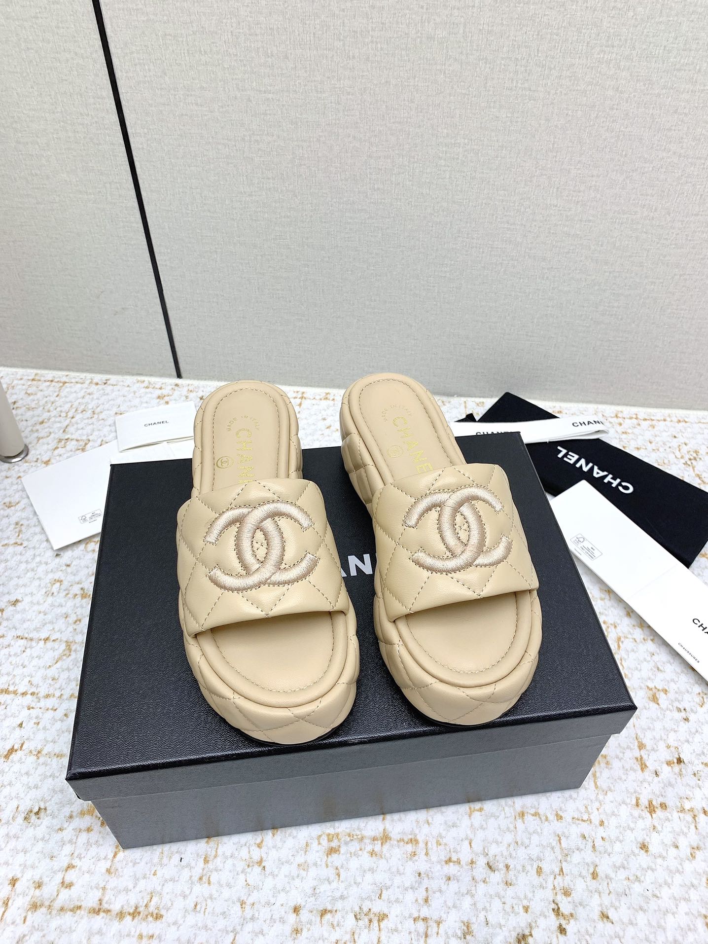 NO:382061,(High version) CHANE*｜Xiaoxiang 23c new product Diamond-shaped thick-soled sponge sandals and slippers A sandal series that must be bought in summer is literary and fashionable. The dressing rate is too high. The thick-soled really makes it yyds in lengthening legs. It is versatile and comfortable. It becomes a big and long legs in seconds when it comes to the feet!  Imported lambskin upper, inner footbed silk sheepskin, outsole original open mold rubber outsole, heel height 6.5cm, size 35-39 (customized by 40/41), slippers, chanel, sandals, slippers, sheepskin19860909（高版本） CHANE*｜小香23c新品 菱格厚底松糕凉鞋拖鞋 夏天一定要入的凉拖系列 可文艺可时髦 穿搭率实在太高了 厚底在拉长腿方面真的yyds 百搭舒适 上脚秒变大长腿！ 鞋面进口小羊皮 内里垫脚丝绸羊皮 大底原版开模橡胶大底 跟高6.5cm 码数35-39（40/41定制）,拖鞋,chanel,sandals,slippers,sheepskin,Women's Shoes