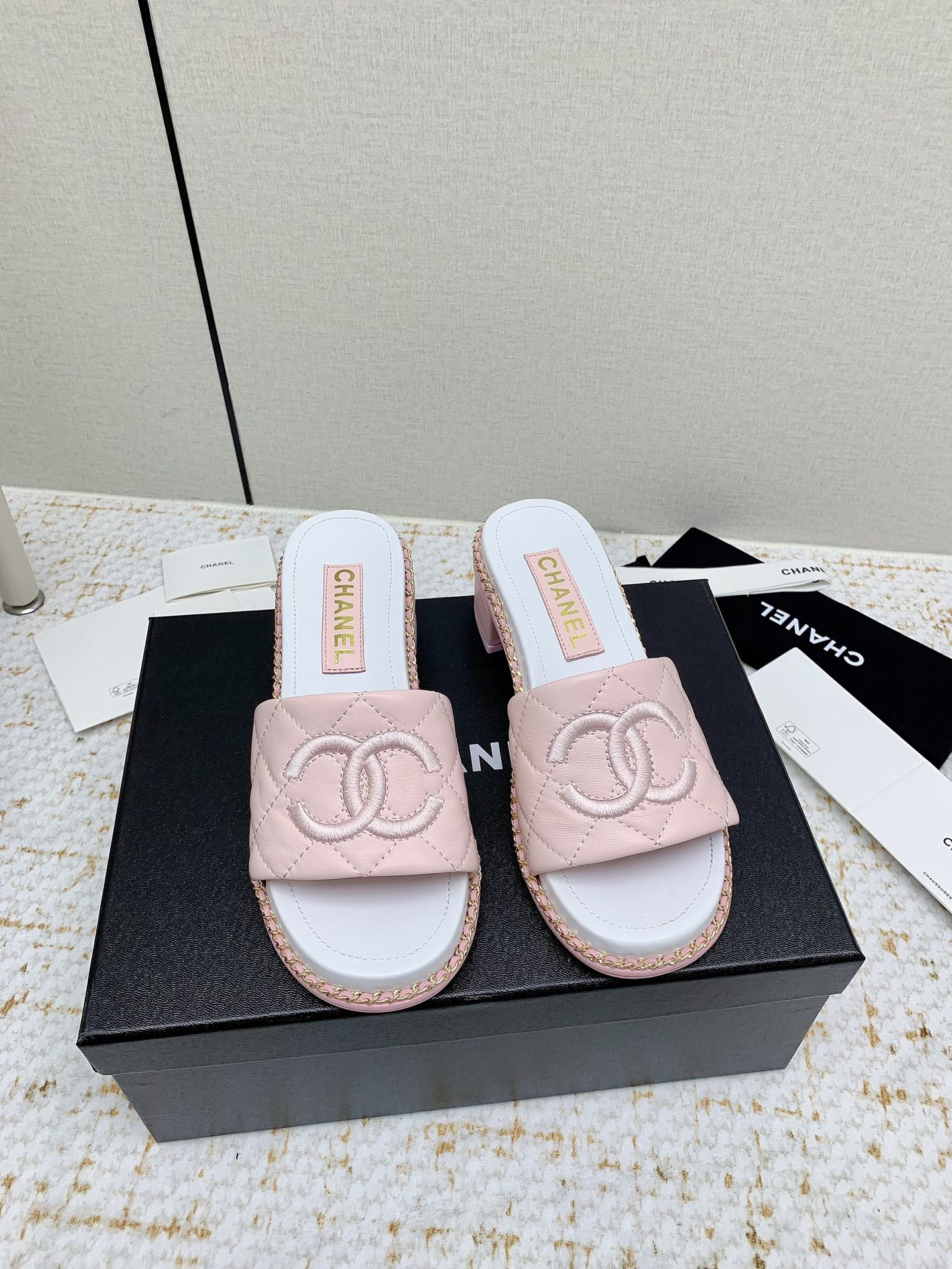 NO:382066,(High version) Chanel Chanel 2025 pair of C chain slippers Many celebrities are on the go, a versatile series that domestic and foreign bloggers are popular with, a must-have for spring and summer wardrobe matching, the first choice for sandals. Upper imported super soft sheepskin inner lining: imported crystal sheepskin lining, original genuine leather sole Shoe size: 35-39 (40.41 custom made without return or exchange), slippers, chanel, chanel, sandals, slippers, sheepskin19860909（高版本） chanel 香奈儿2025双C链条拖鞋 众多明星网红上脚,国内外博主刷爆的一个百搭系列,春夏衣橱搭配必备 凉鞋首选. 鞋面进口超柔羊皮  内里: 进口水晶羊皮内里 大底原版真皮底 鞋码: 35-39（40.41定做不退换）,拖鞋,chanel,chanel,sandals,slippers,sheepskin,Women's Shoes