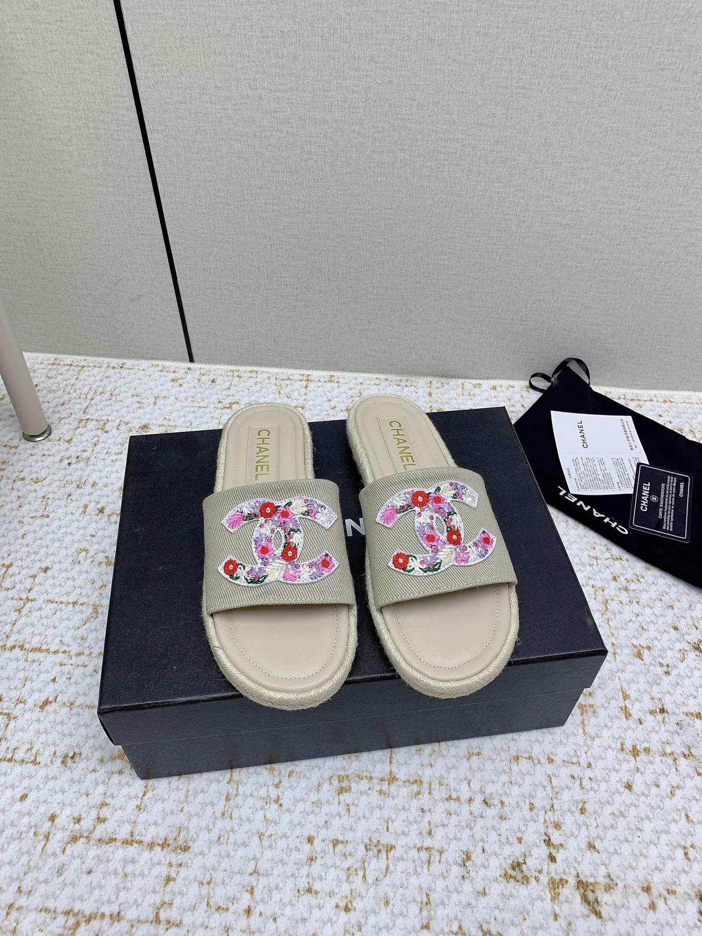 NO:382071,(High version) Chanel Chanel 2025 pair of C flat-soled slippers Many celebrities are on the go, a versatile series that domestic and foreign bloggers are popular with, a must-have for spring and summer wardrobe matching, the first choice for sandals. Upper imported super soft sheepskin inner lining: imported crystal sheepskin inner lining, large sole hemp rope woven rubber molded sole Shoe size: 35-39 (40, 41, customized non-return and exchange), slippers, chanel, chanel, sandals, slippers, sheepskin19860909（高版本） chanel 香奈儿2025双C平底一字拖鞋 众多明星网红上脚,国内外博主刷爆的一个百搭系列,春夏衣橱搭配必备 凉鞋首选. 鞋面进口超柔羊皮  内里: 进口水晶羊皮内里 大底麻绳编织橡胶开模大底 鞋码: 35-39（40、41、定做不退换）,拖鞋,chanel,chanel,sandals,slippers,sheepskin,Women's Shoes