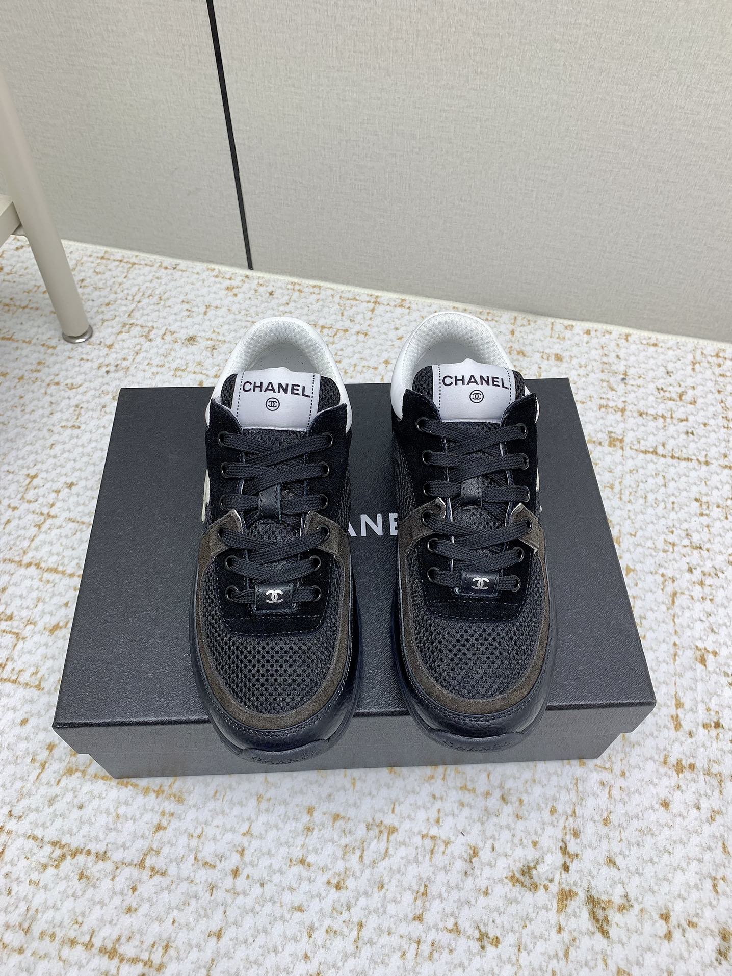 NO:382051,Women and men 10 (high-end version) Chanel top-quality goods, - the counter top casual sports shoes upper with a variety of crafts electric embroidery styles; fashionable and sporty; extraordinary inclusion of a variety of color matching elements... Diversified mix and match are very beautiful and versatile, casual, fashionable, sports, and outdoors can be taken into account... Upper Original imported high mercerized beef reverse velvet + electric embroidery craft + imported breathable net Inner Original imported breathable net Outsole Original TPU combination sole Size 35-44, casual shoes/sports shoes, chanel, chanel, sneakers19860909女男10（高版本）   Chane*l香奈儿顶级货,——专柜顶级休闲款运动鞋鞋面多种工艺电绣的风格；时尚运动；不平凡的拥入了多种配色元素…… 多元化混搭非常好看百搭,休闲,时尚,运动,户外都能兼顾…… 鞋面 原版进口高丝光牛反绒+电绣工艺+进口透气网 内里 原版进口透气网 大底 原版TPU组合大底 码数35-44,休闲鞋/运动鞋,chanel,chanel,sneakers,Women's Shoes