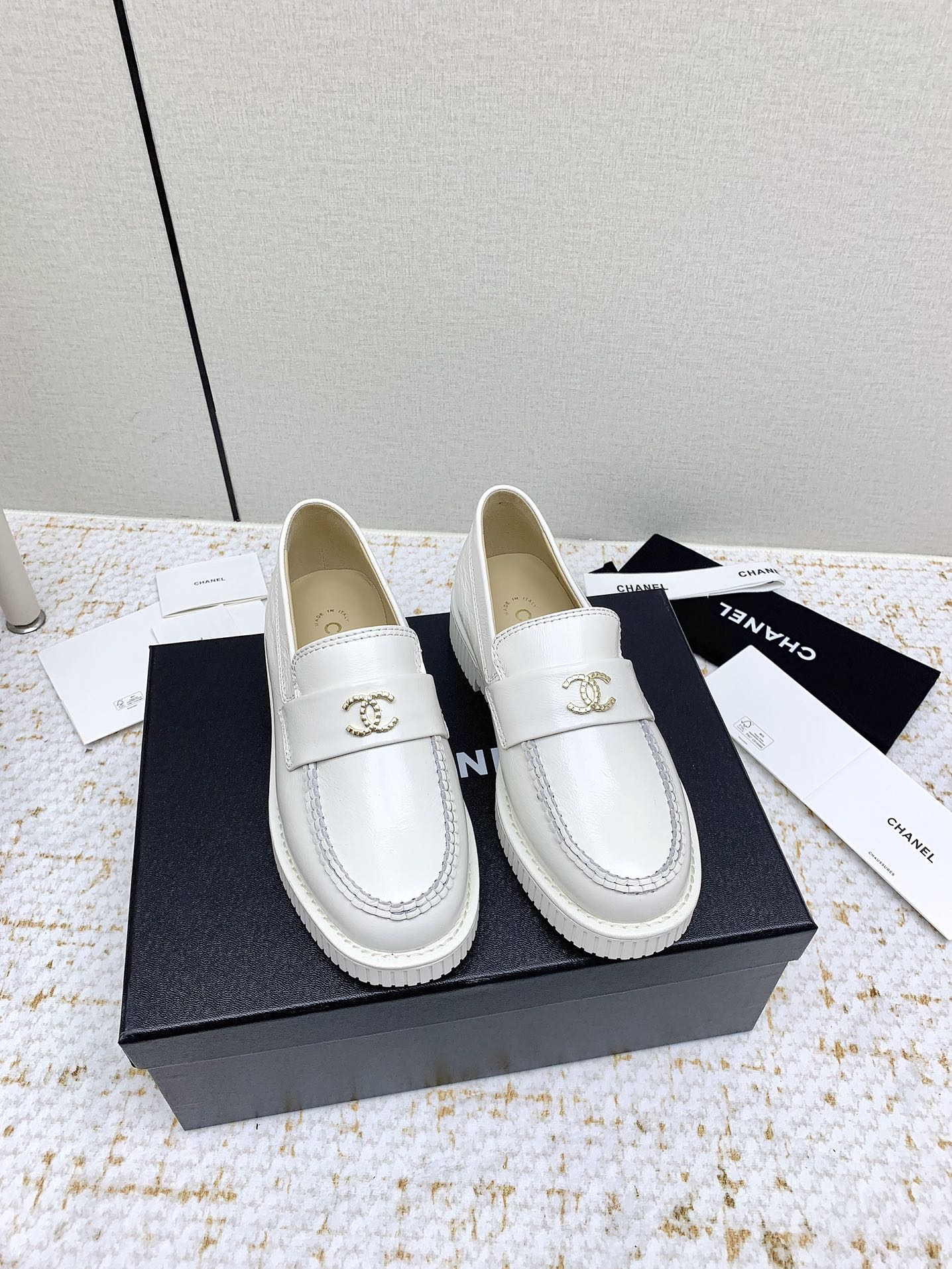 NO:382056,(High version) CHANE*｜Xiaoxiang 25P new product classic double C loafers The upper is imported calfskin, the inner tiptoe is silk sheepskin, rubber sole + combination edge strip sole size35-39 (40 customization), loafers, chanel, loafers, cowhide, sheepskin19860909（高版本） CHANE*｜小香25P新品 经典双C乐福鞋 鞋面采用进口小牛皮 内里踮脚均为丝绸羊皮 橡胶底+组合沿条大底 size35-39（40定制）,乐福鞋,chanel,loafers,cowhide,sheepskin,Women's Shoes