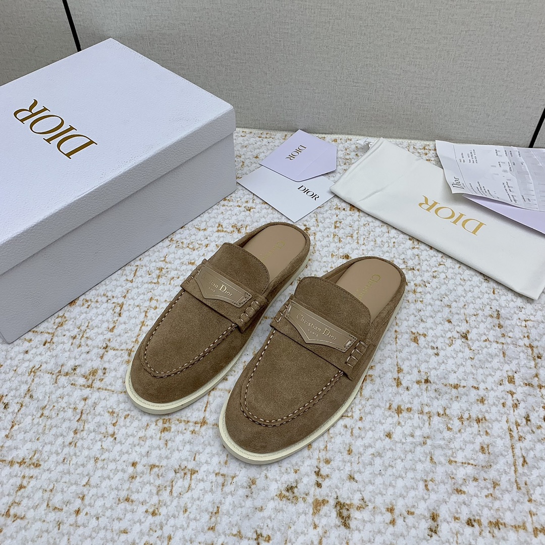 NO:241559,(High version) Dior DIOR's new hot Mueller slippers are simple, atmospheric and fashionable, and are unpredictable. They are the classics that never fade in the fashion circle. Retro bean shoes are comfortable to wear, versatile and casual and durable. Original mercerized beef reverse suede!  Raw glued large bottom, soft bottom and soft surface are non-slip and durable!  Code count 35-40 (40 41 customization, semi-drag, dior, dior, slippers19860909（高版本）  迪奥DIOR早春新款爆款穆勒拖鞋 简约大气时髦,耐看不过时,是时尚圈永不退潮的经典所在,复古的豆豆鞋,上脚贼舒服,百搭休闲耐看 原版丝光牛反绒面！ 生胶大底,软底软面防滑耐穿！ 码数35-40（40 41定制,半拖,dior,dior,slippers,Women's Shoes