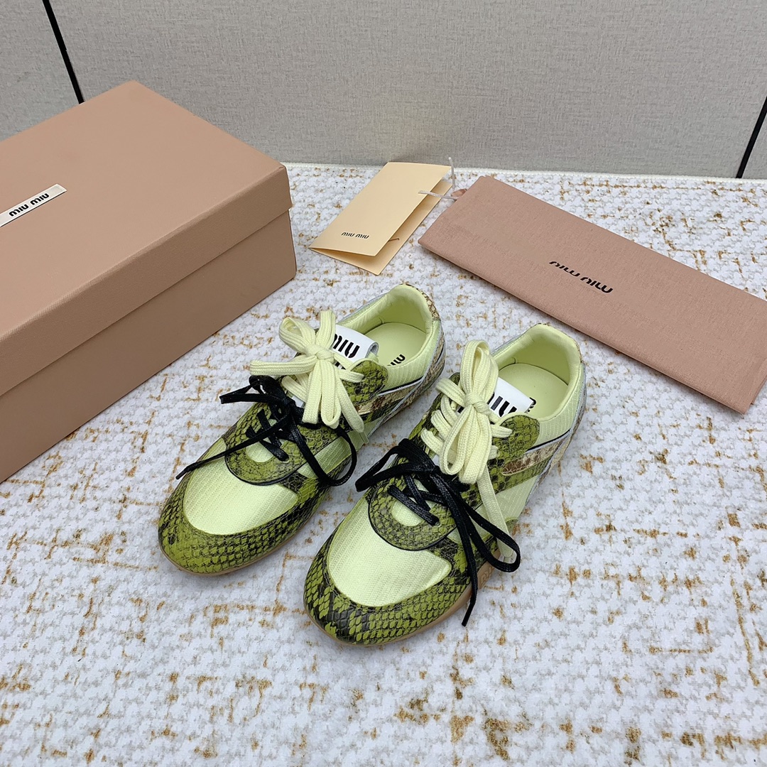 NO:241428,(High version) MIU MIU 25/ Spring and summer new Gymnasium series Suede Lace Low Top German Training Life Casual Shoes Show craftsmanship comes from the details of the Miu Miu series The trend elements of the new season are the concept of the love at this moment, which are diverse and convey the modern style~ It looks good no matter how you wear it. This summer's fashionable beauty loves it doesn't look very comfortable. It is super comfortable to wear. The imported fabric is breathable net/snake pattern cowhide. The inner lining original inner lining original sole Size#35-41 (40.41 custom-made without return or exchange), casual shoes/sports shoes, miumiu, sneakers, cowhide19860909（高版本） MIU MIU缪缪 25/ 春夏新款Gymnasium 系列 绒面革 系带 低帮 德训 生活休闲鞋 秀场工艺来自Miu Miu系列的细节特写 新季的潮流要素一与此刻挚爱的概念,多元对撞,传达现代风格~ 怎么穿都好看今夏时髦精最爱看起来不怎么舒服 上脚超级舒服 面料进口对版透气网/蛇纹牛皮 内里原版内里 大底原版鞋底 Size#35-41 (40.41订做不退换）,休闲鞋/运动鞋,miumiu,sneakers,cowhide,Women's Shoes