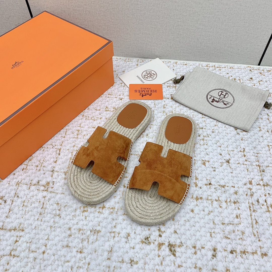 NO:241419,(High version) HERMES Hermes 25/ Spring and Summer Latest Antigua Leather Straw Wear Open-toed Sandals A must-have for summer HERMES Hermes Antigua straw slippers, Nature The combination of natural and sandy colors, plus straw woven bottoms, fully display the refreshing and casual old money style. In the hot summer, wear these slippers and feel the perfect combination of comfort and fashion!  Upper: Original cowhide Fighting: Original straw woven/cowhide Outsole: Original genuine leather outsole Size: #Men 39-47 (45.46.47 custom made without return or exchange), slippers, hermes, hermes, slippers, espadrilles, cowhide, Leather soles19860909（高版本） HERMES爱马仕 25/ 春夏最新 Antigua 皮革 草编 露趾 凉拖 夏日必备HERMES爱马仕Antigua 草编拖鞋,Nature 自然色与沙色的搭配,加上草编底,尽显清爽随性的老钱风展现休闲感 在炎热的夏天,穿上这双拖鞋,感受舒适与时尚的完美结合！ 鞋面: 原版牛皮 垫脚: 原版草编/牛皮 大底: 原版真皮大底 Size: #男39-47（45.46.47定做不退换）,拖鞋,hermes,hermes,slippers,espadrilles,cowhide,Leather soles,Women's Shoes