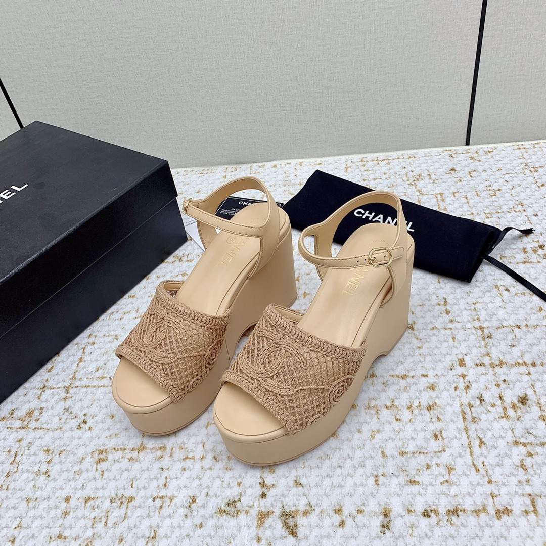 NO:241410,(High version) 25Ss spring and summer new Chanel Chanel heel thick-soled sandals Double C woven hollow platform high-heeled sandals This style is super suitable for babies who want to look tall and thin. It is a blatant trick to become supermodel legs in seconds. This summer must be arranged!  Custom-made braided inner foot pad sheepskin heel high waterproof platform 4.5cm heel 10cm size 35-39 (40 and 41 custom made without return or exchange), sandals, chanel, chanel, sandals, sheepskin19860909（高版本） 25Ss春夏新款Chanel 香奈儿 坡跟厚底凉鞋双C编织镂空防水台高跟凉鞋 这款超适合想要显高腿细的宝宝,是明目张胆的小心机 秒变超模腿这个夏天一定要安排上！ 鞋面定制编织 内里垫脚羊皮 跟高防水台4.5cm后跟10cm 码数35-39（40、41定做不退换）,凉鞋,chanel,chanel,sandals,sheepskin,Women's Shoes