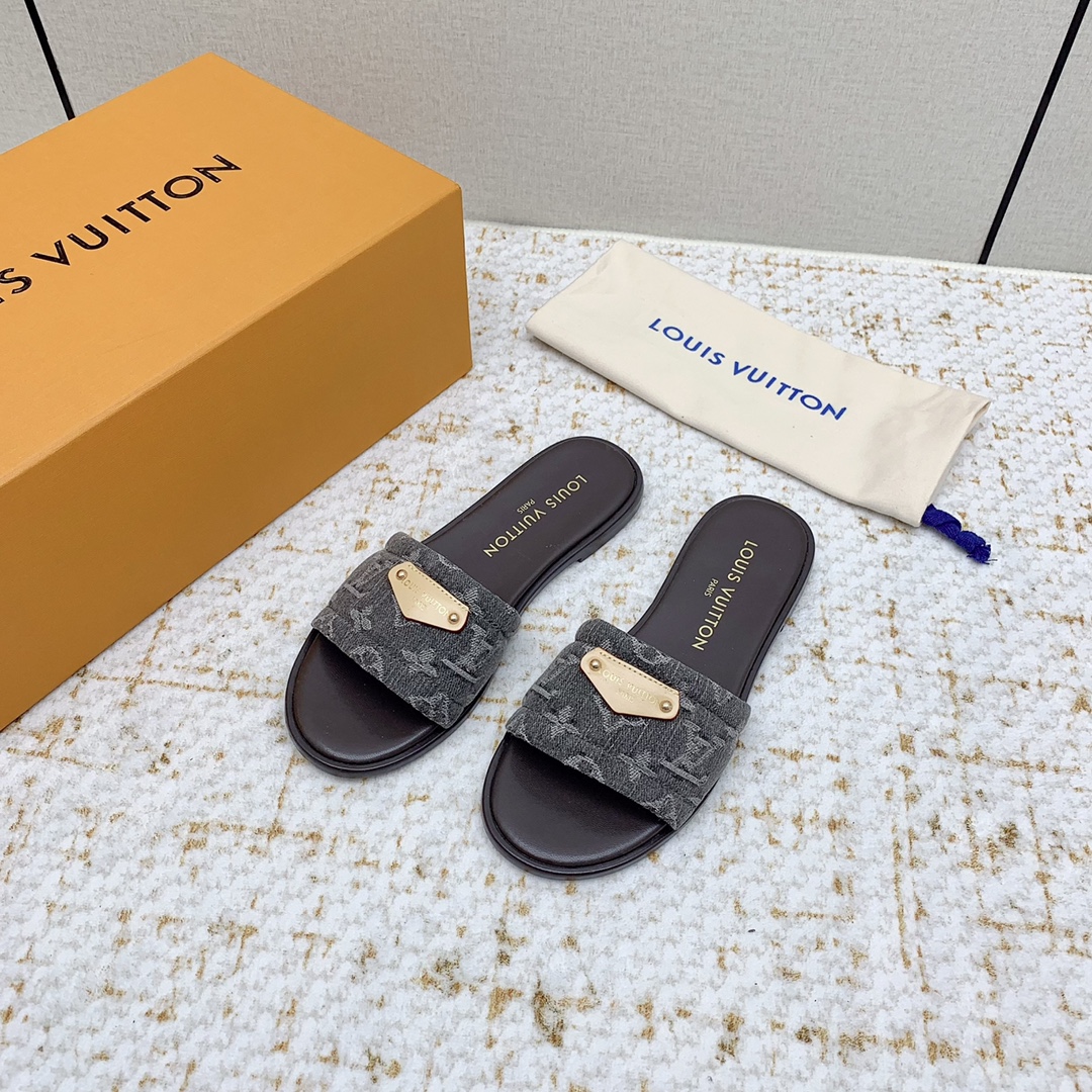 NO:241404,(High version) LouisVuitton 25/ Spring and summer new model, Takashi Murakami jointly signed flat-soled sandals. It is hard not to doubt whether it was borrowed from the Tang Sancai of the Tang Dynasty as the basis and innovated into the classic LV logo, using colors and large-area base colors of the upper as a comparison, creating the white three-color or black three-color element style of the upper, creating another classic model!  Super beautiful!  Unspeakable fashion!  Daily versatility is no problem, and it has the significance of changes and development of the times!  Super easy to wear, full of summer atmosphere!  Original custom fabric, Neli Niuli, Outsole, Imported Italian leather outsole Size#35-41 (40.41 custom made without return or exchange), slippers, louis vuitton, louis vuitton, slippers, Leather soles19860909（高版本）  LouisVuitton 25/ 春夏新款 村上隆联名 平底凉拖 很难不怀疑是不是借鉴了唐朝的唐三彩作为基础,创新成lv经典标志logo,采用彩色以及鞋面的大面积底色作为对比,创造出鞋面的白三彩或者是黑三彩元素风格,成就了又一个经典款！上脚超级美腻！说不出来的时尚！日常百搭不在话下,而且很有时代的变迁发展的意义！超级好穿,上脚满满的夏日氛围！ 材质原版定制面料 内里牛里 大底意大利进口真皮大底 Size#35-41（40.41定制不退换),拖鞋,louis vuitton,louis vuitton,slippers,Leather soles,Women's Shoes