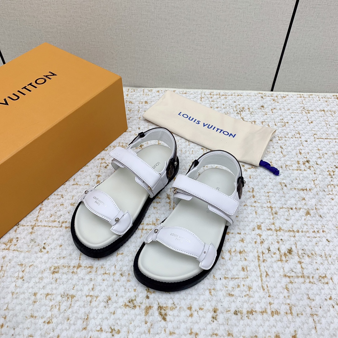 NO:241402,(High version) Louis Vuitton MAYA FLATFORM sandals This Maya Flatform sandals are made of smooth cowhide leather, allowing wide shoelaces to shuttle between the leather tongue, and the logo is infused with the brand essence. The rubber outsole inherits the color of the upper, and the light leather thick sole perfectly elegant style. Cowhide rubber sole LV Circle logo decoration buckle engraved Louis Vuitton logo sized 35-40, sandals, christian louboutin, louis vuitton, louis vuitton, louis vuitton, tom ford, sandals, cowhide19860909（高版本）  Louis Vuitton 路易威登 MAYA FLATFORM 凉鞋 本款 Maya Flatform 凉鞋选用光滑牛皮革,令宽幅鞋带穿梭于皮革鞋舌之间, 标识注入品牌底蕴.橡胶外底承袭鞋面色调,轻盈皮革厚底完善雅致风范. 牛皮 橡胶底LV Circle 标识装饰 搭扣镂刻路易威登标识 码了35-40,凉鞋,christian louboutin,louis vuitton,louis vuitton,louis vuitton,tom ford,sandals,cowhide,Women's Shoes