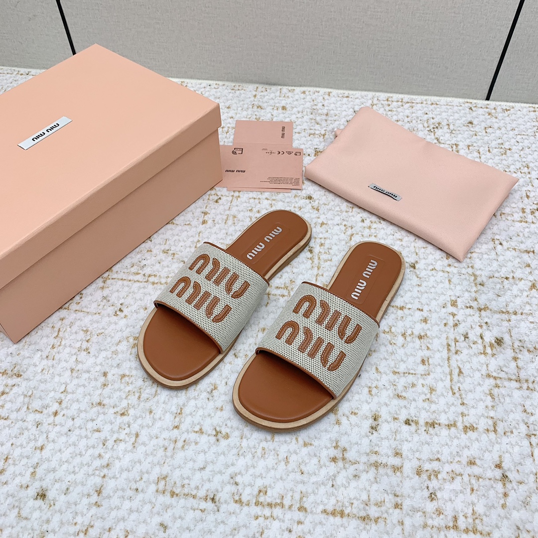 NO:241400,(High version) Miumiu2025ss Spring and summer new high-heeled lambskin slippers Top version —————————— Zp development Original disassembly, pair of diamond pattern, instantly kill the ordinary version on the market, miumiu is really too girly!  The lambskin is super soft and glutinous, and the comfort is super high!  Shoe face version diamond braided sole Italian leather outsole size 35-41, slippers, miumiu, slippers, sheepskin, Leather soles19860909（高版本）  miumiu2025ss 春夏新款高跟底小羊皮拖鞋 顶级版本  ————————— Zp开发 原版拆卸 对版菱格纹 秒杀市面普通版本,miumiu真的太少女啦！小羊皮超级软糯 舒适度超高！ 鞋面对版菱格编织 鞋底意大利真皮大底 码数35-41,拖鞋,miumiu,slippers,sheepskin,Leather soles,Women's Shoes