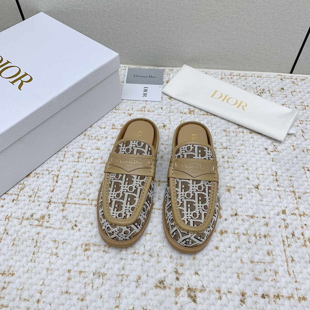 NO:241411,(High version) Dior DIOR's new hot Mueller slippers in early spring are simple, atmospheric and fashionable, and are unpredictable. They are the classics that never fade in the fashion circle. Retro bean shoes are comfortable to wear, versatile and casual and durable. Original mercerized beef reverse suede!  Raw glued large bottom, soft bottom and soft surface are non-slip and durable!  Code count 35-40 (40 41 customization, semi-drag, dior, dior, slippers19860909（高版本）  迪奥DIOR 早春新款爆款穆勒拖鞋 简约大气时髦,耐看不过时,是时尚圈永不退潮的经典所在,复古的豆豆鞋,上脚贼舒服,百搭休闲耐看 原版丝光牛反绒面！ 生胶大底,软底软面防滑耐穿！ 码数35-40（40 41定制,半拖,dior,dior,slippers,Women's Shoes